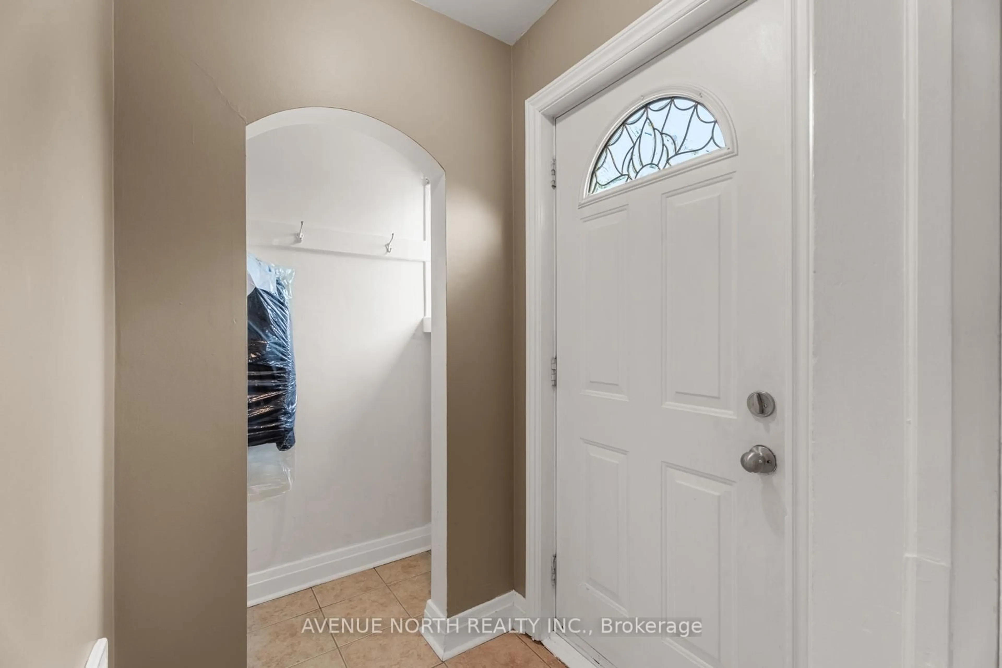 Indoor entryway for 1210 Erie Ave, Ottawa Ontario K1V 6G6