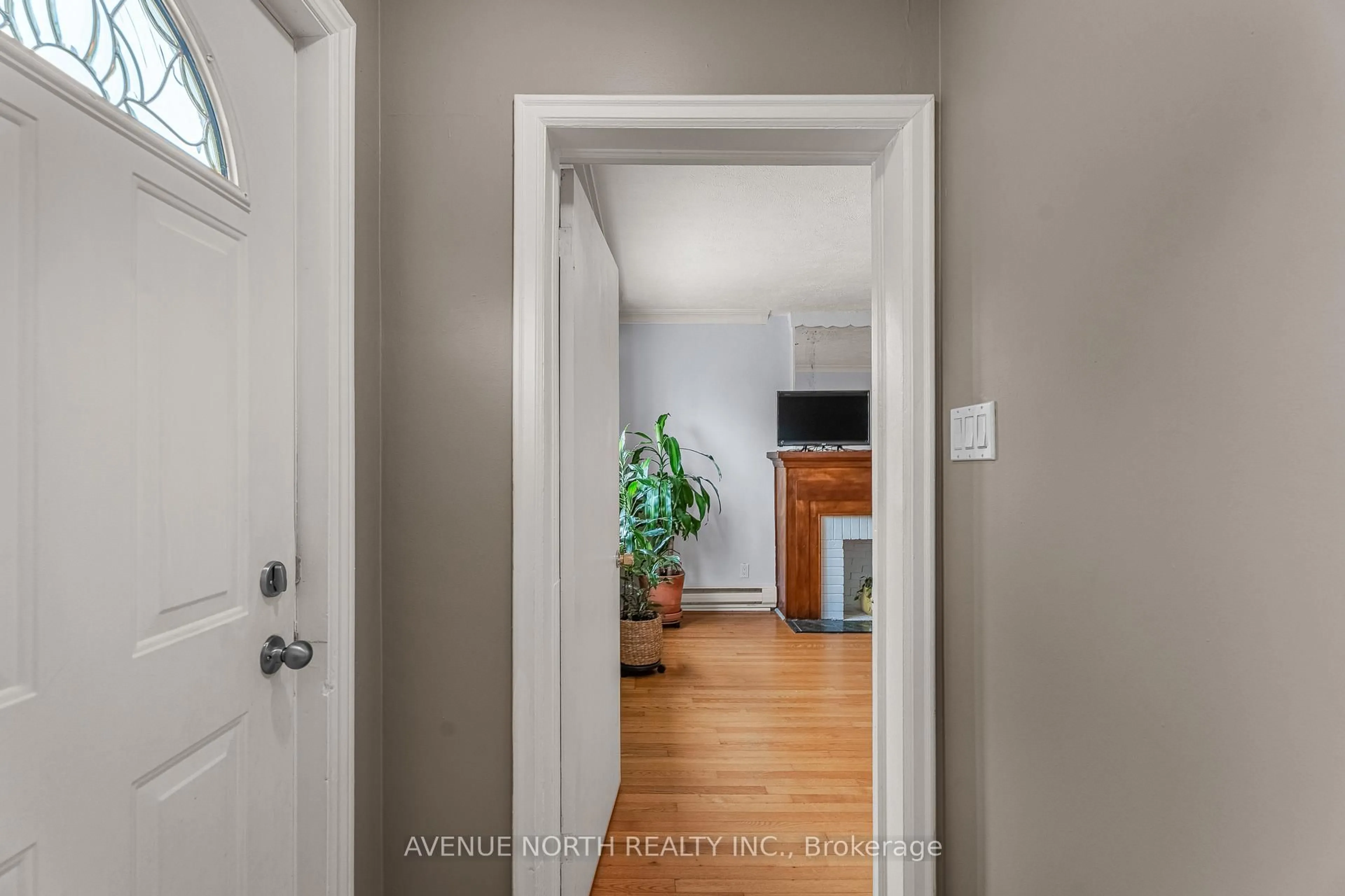 Indoor entryway for 1210 Erie Ave, Ottawa Ontario K1V 6G6
