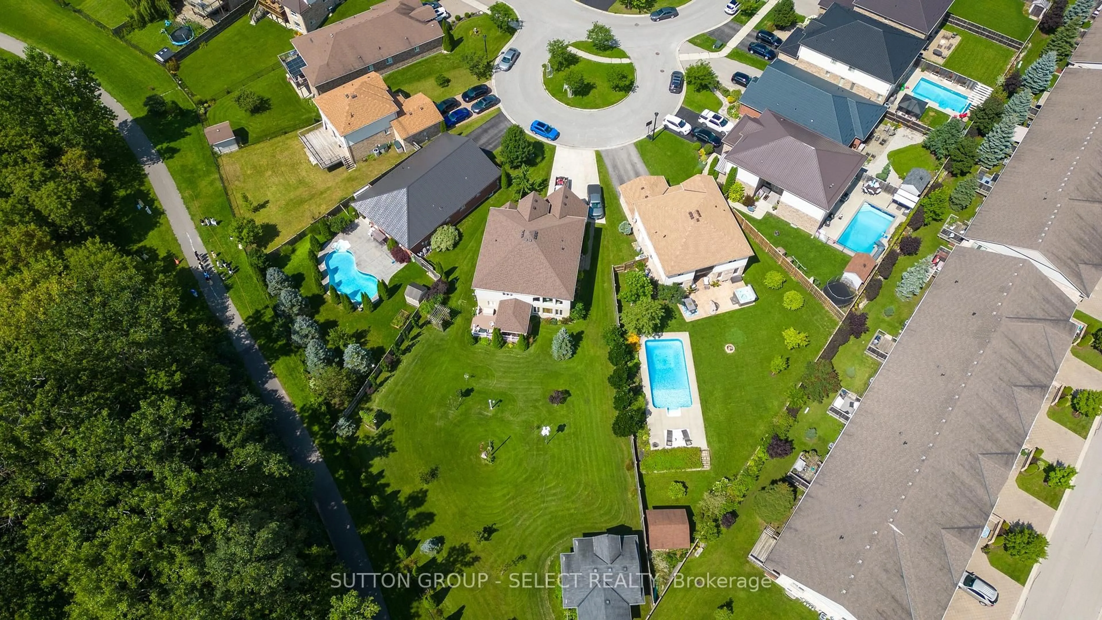A pic from outside/outdoor area/front of a property/back of a property/a pic from drone, street for 1711 Cedarcreek Cres, London North Ontario N5X 0C7