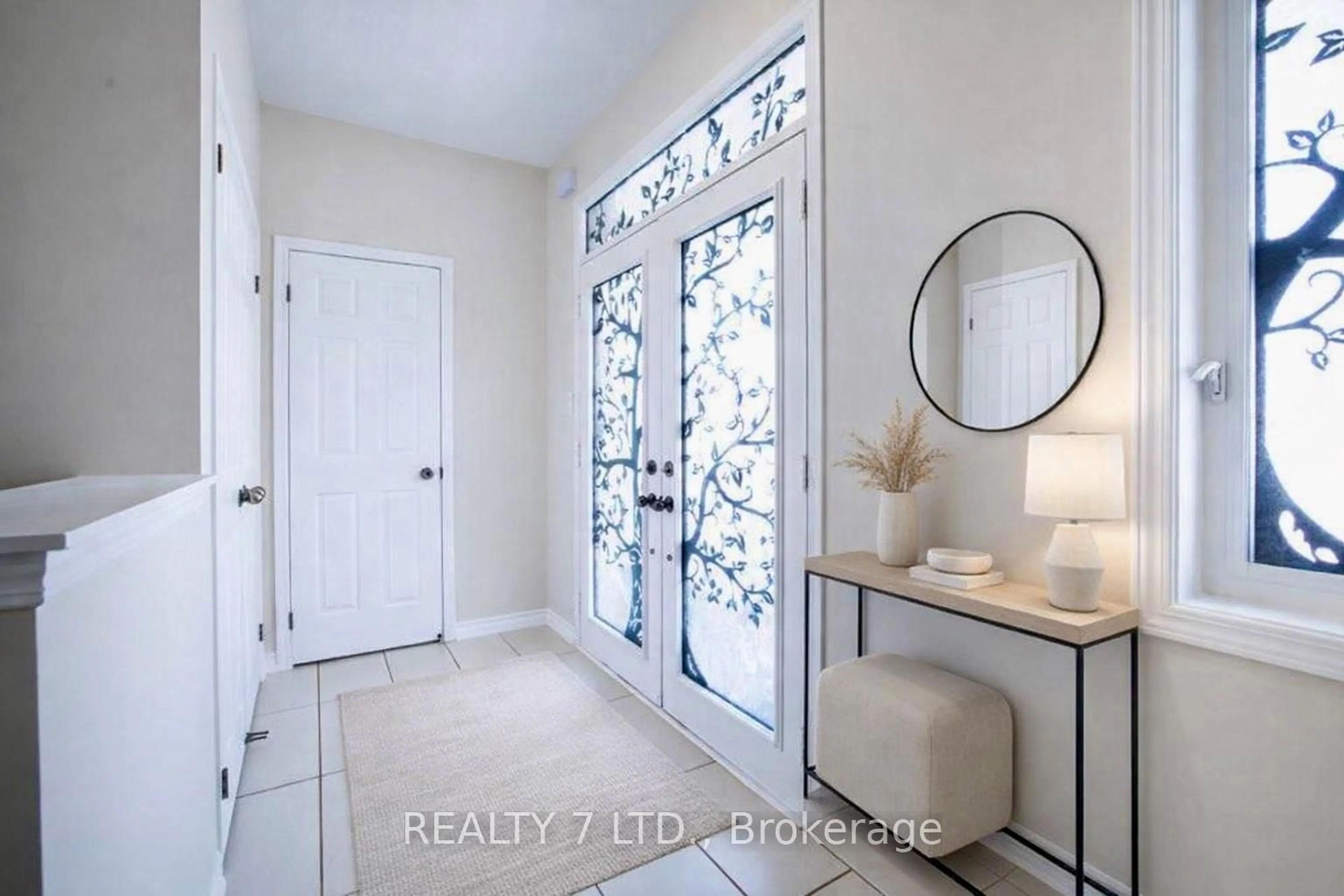 Indoor entryway for 8541 Sweet Chestnut Dr, Niagara Falls Ontario L2H 0N1