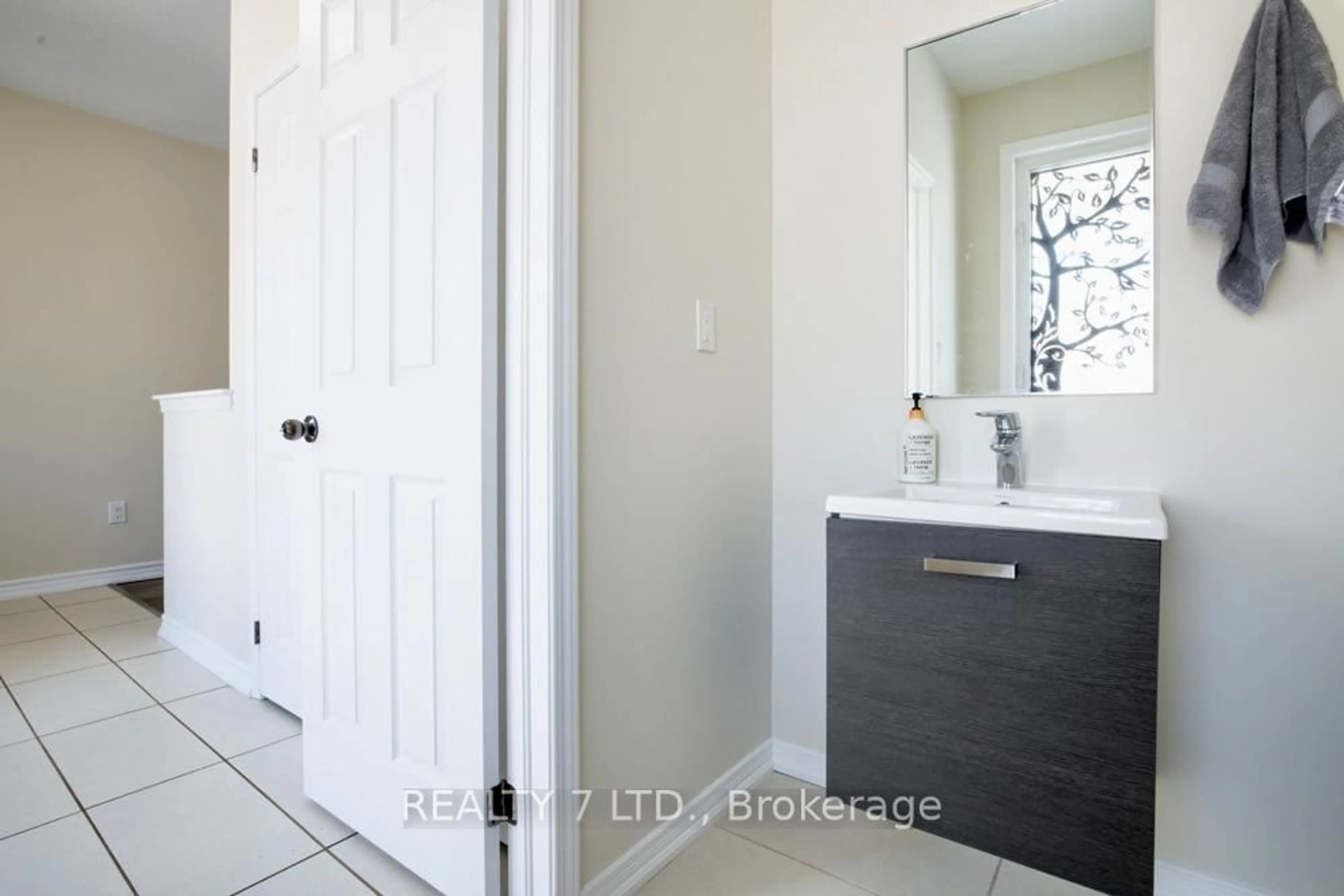 Standard bathroom, ceramic/tile floor for 8541 Sweet Chestnut Dr, Niagara Falls Ontario L2H 0N1