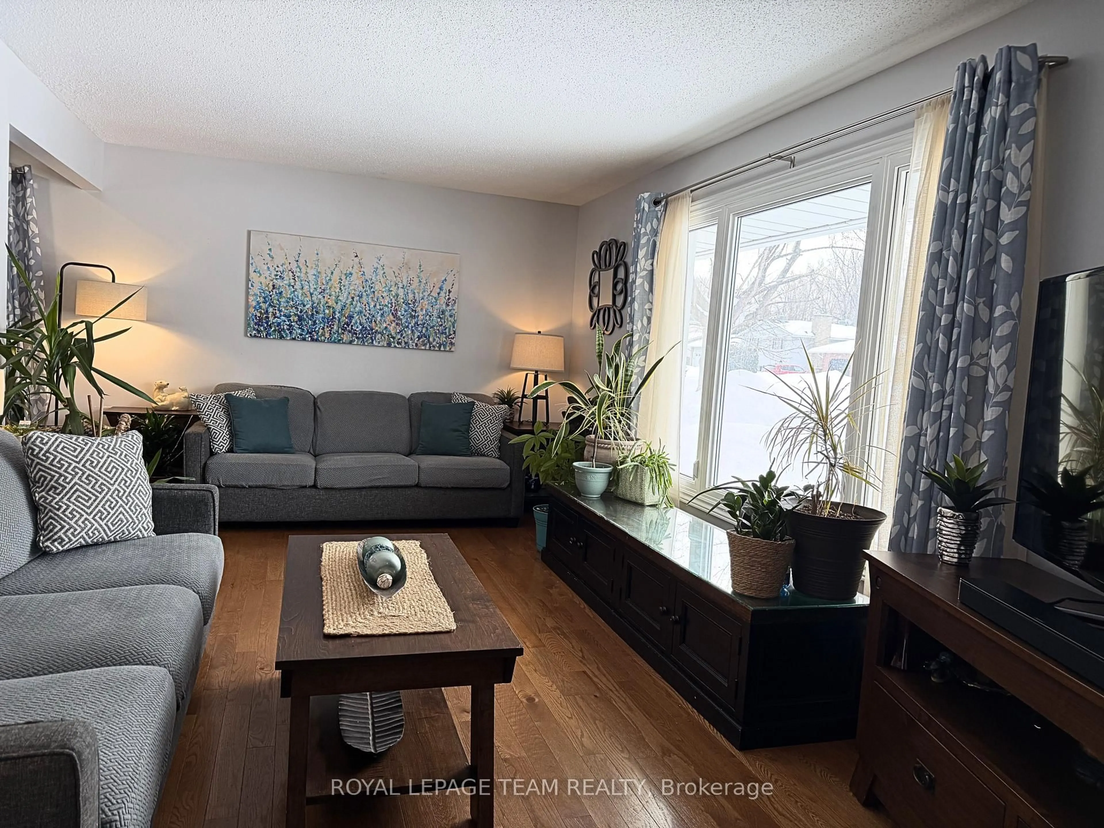 Living room with furniture, wood/laminate floor for 55 Coldstream Dr, Munster Ontario K0A 3P0