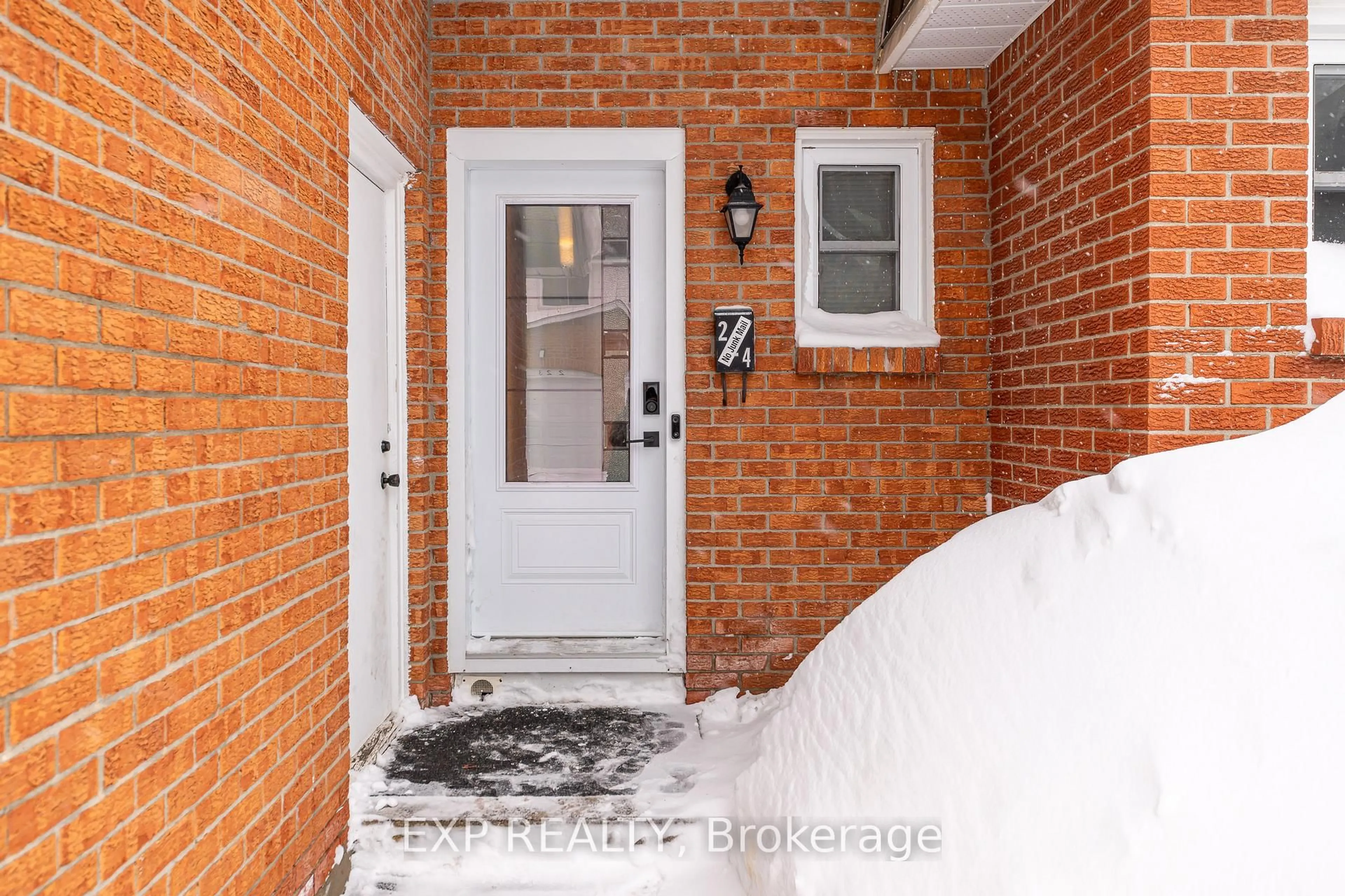 Indoor entryway for 224 Romulus Private #81, Ottawa Ontario K1K 3Y2