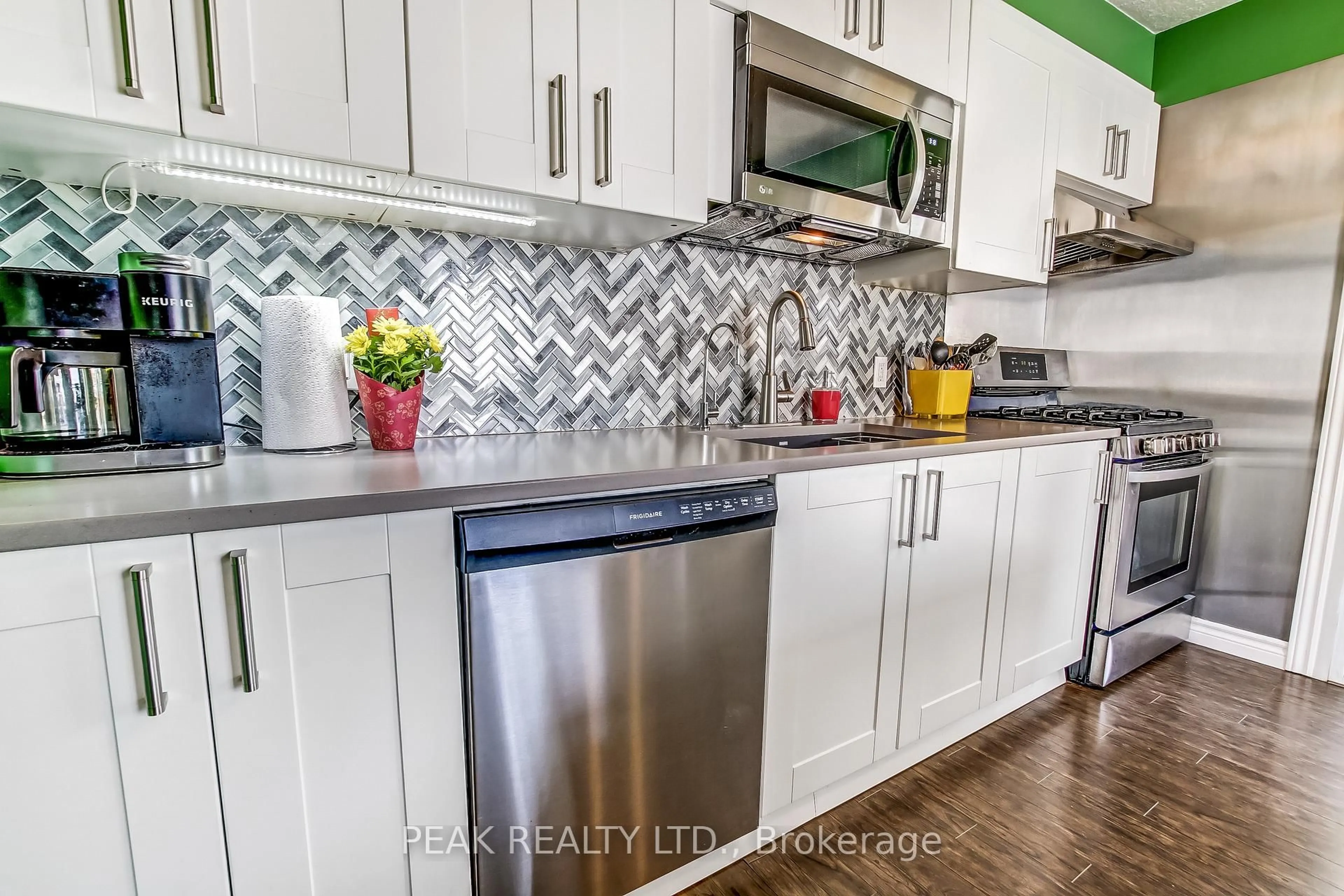 Contemporary kitchen, ceramic/tile floor for 77 Doune St, Strathroy-Caradoc Ontario N7G 1M1