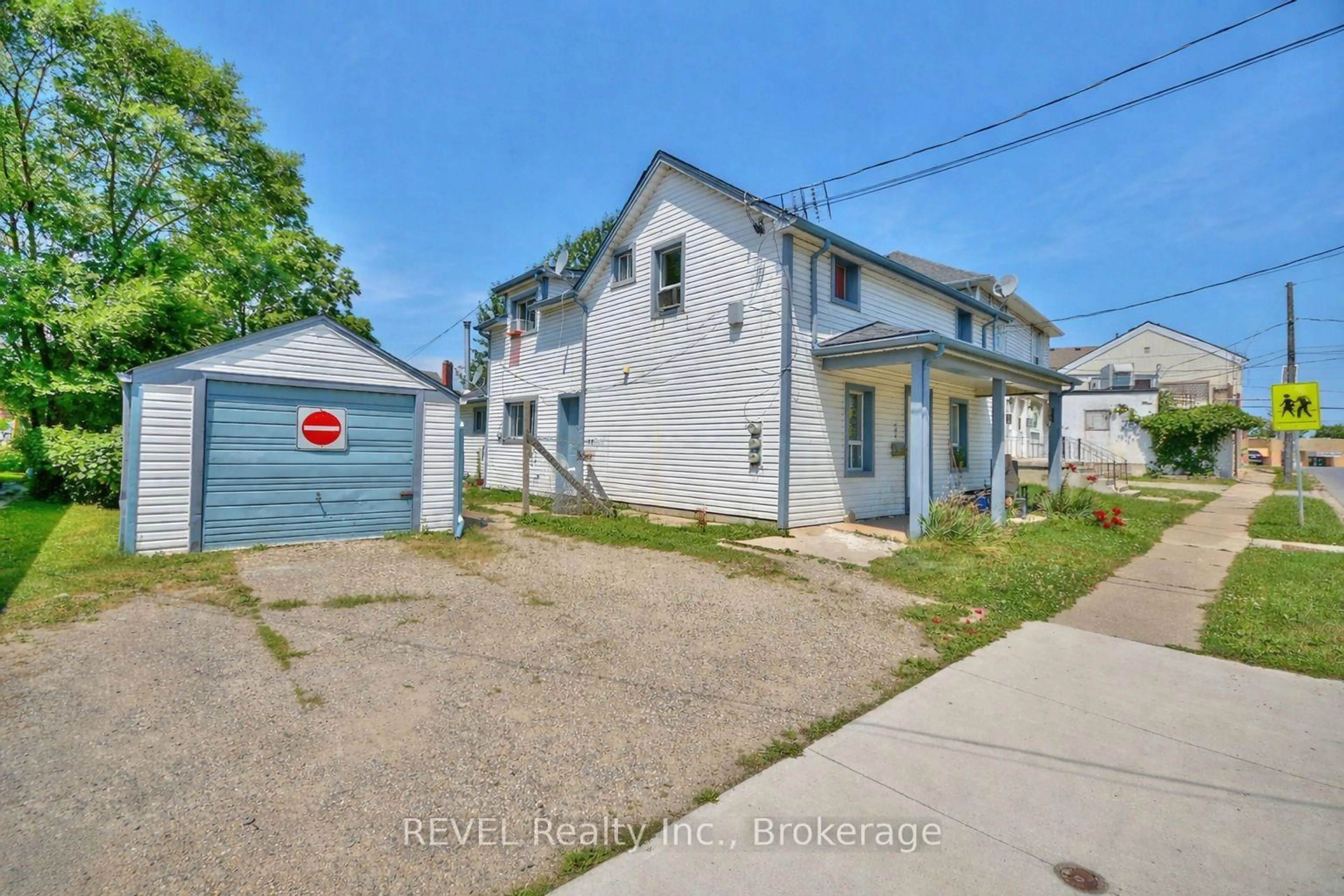 A pic from outside/outdoor area/front of a property/back of a property/a pic from drone, street for 8 PELHAM Rd, St. Catharines Ontario L2S 1P9