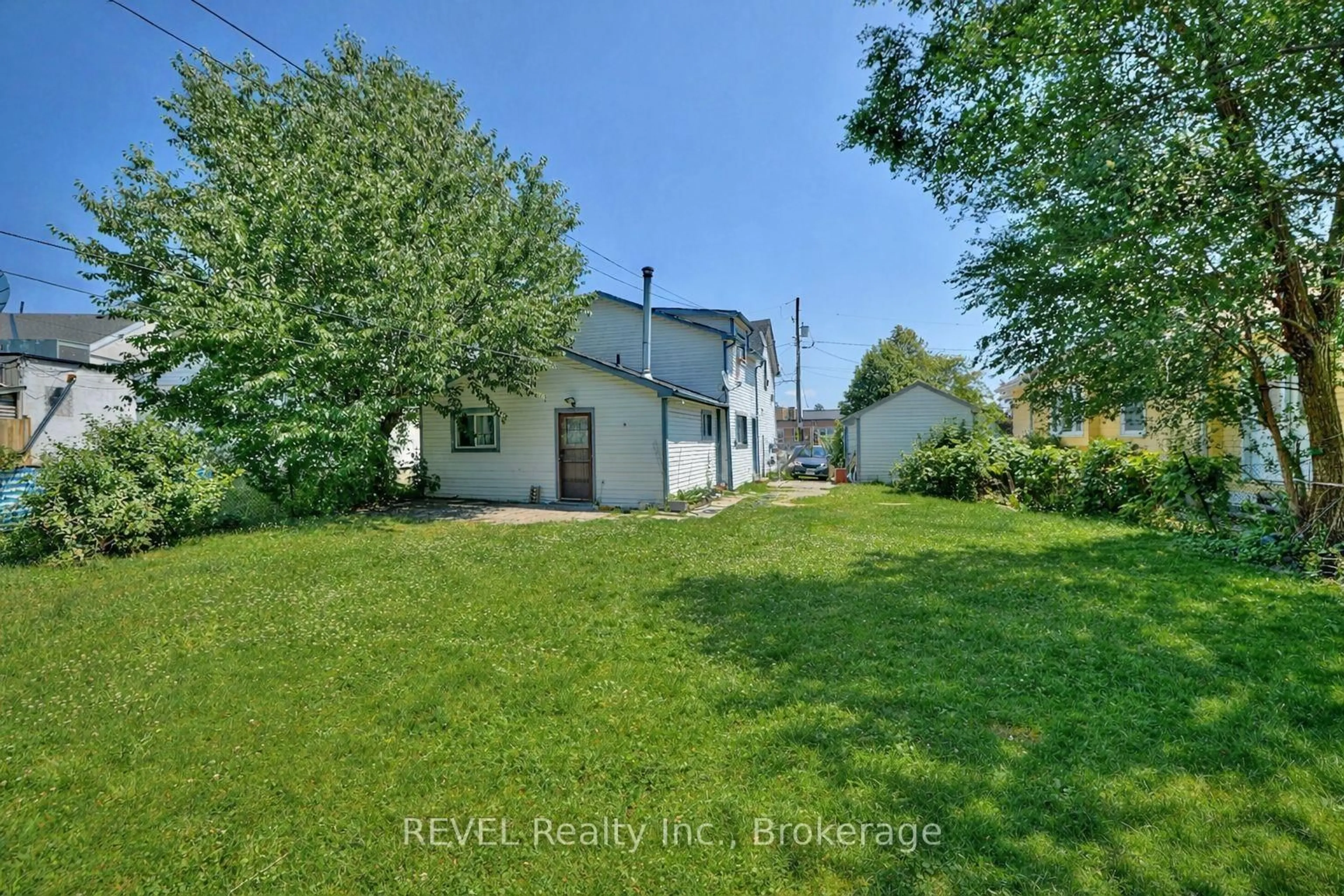 A pic from outside/outdoor area/front of a property/back of a property/a pic from drone, unknown for 8 PELHAM Rd, St. Catharines Ontario L2S 1P9