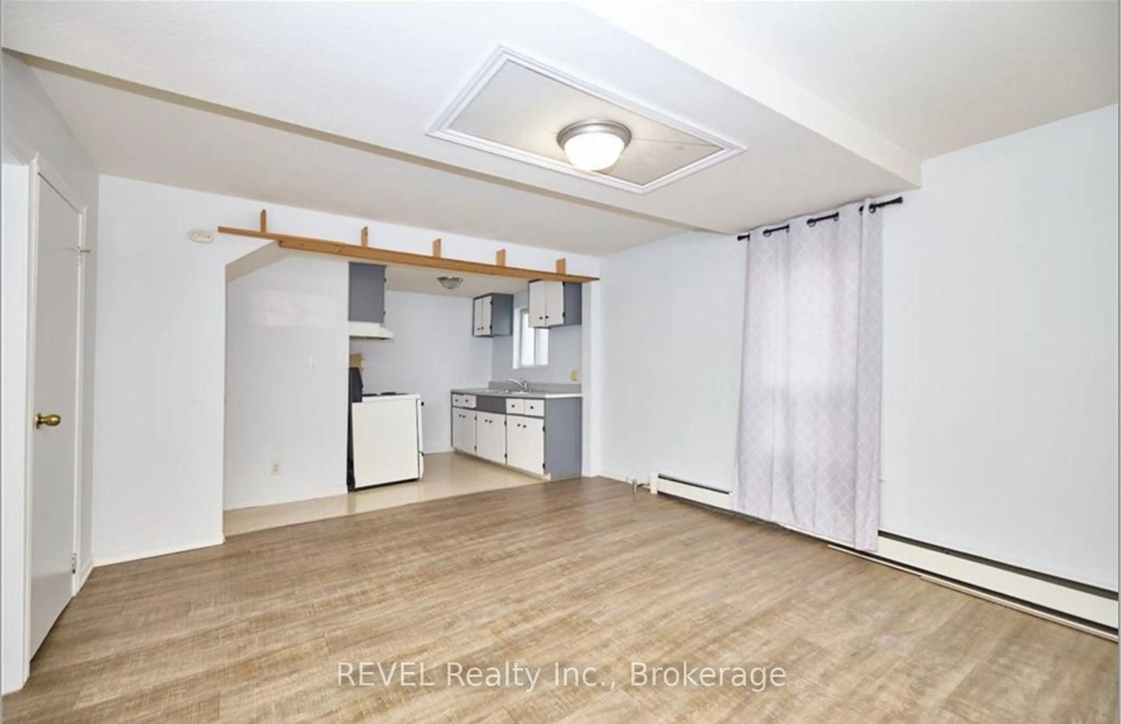 A pic of a room for 8 PELHAM Rd, St. Catharines Ontario L2S 1P9