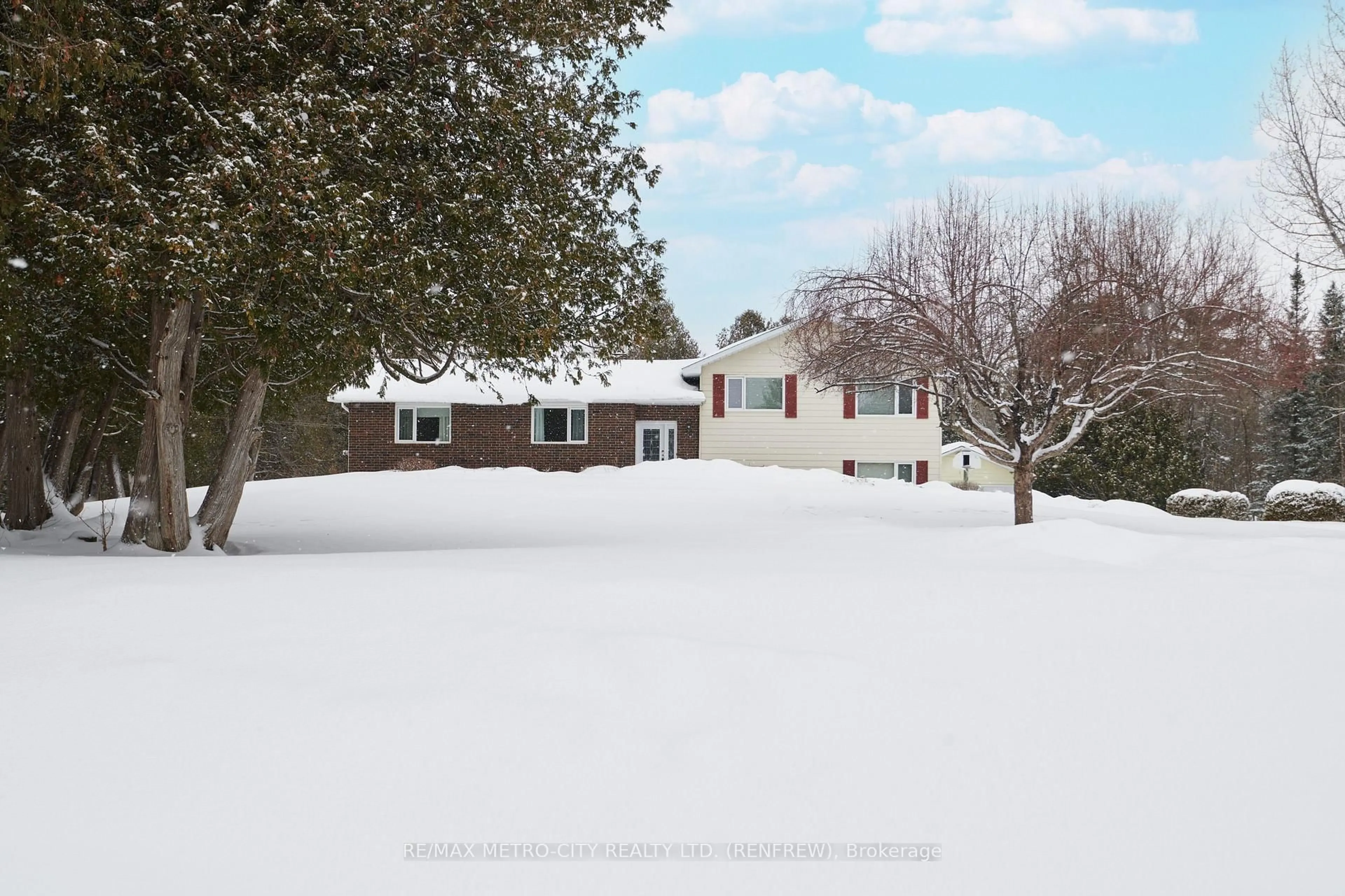 A pic from outside/outdoor area/front of a property/back of a property/a pic from drone, street for 128 Burns Dr, Braeside Ontario K0A 1G0