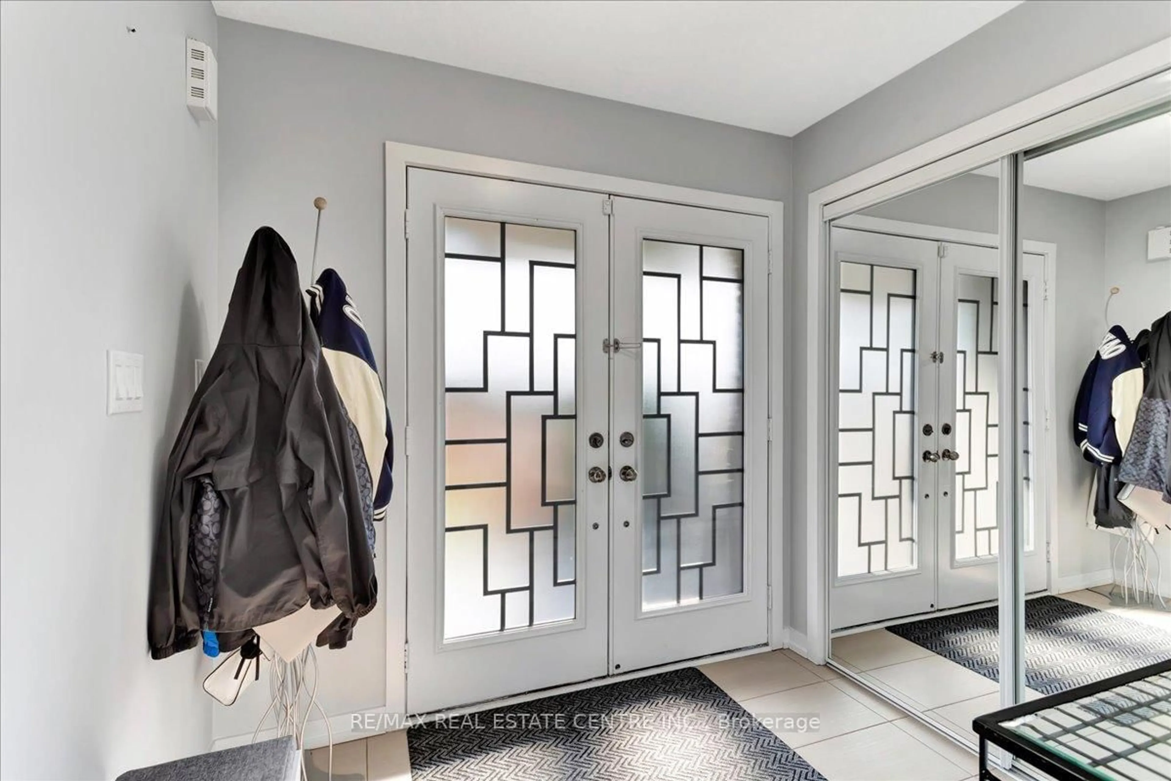 Indoor entryway for 30 Scarletwood St, Hamilton Ontario L8J 0K8