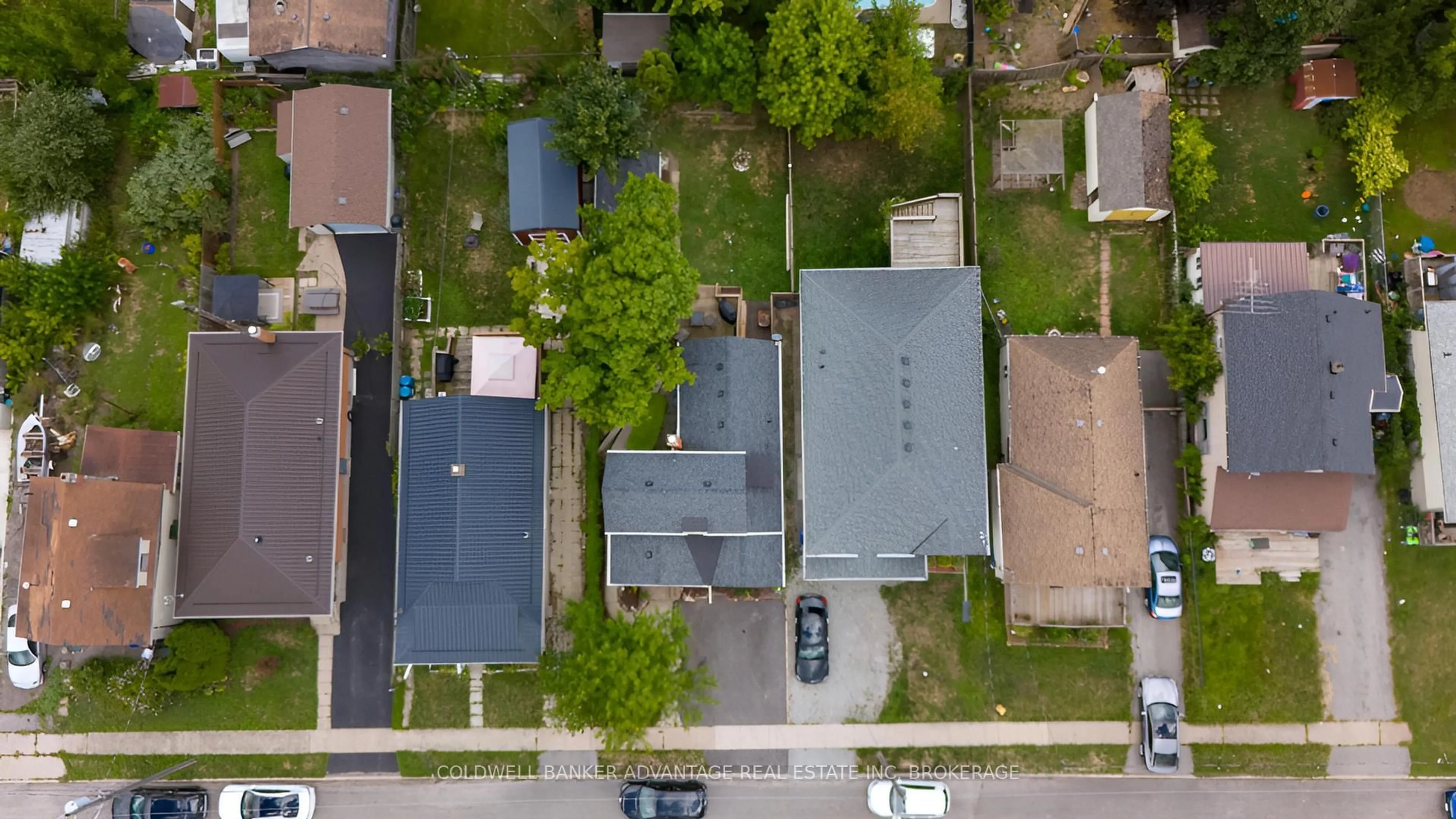 A pic from outside/outdoor area/front of a property/back of a property/a pic from drone, street for 10 Antwerp St, St. Catharines Ontario L2S 1J8