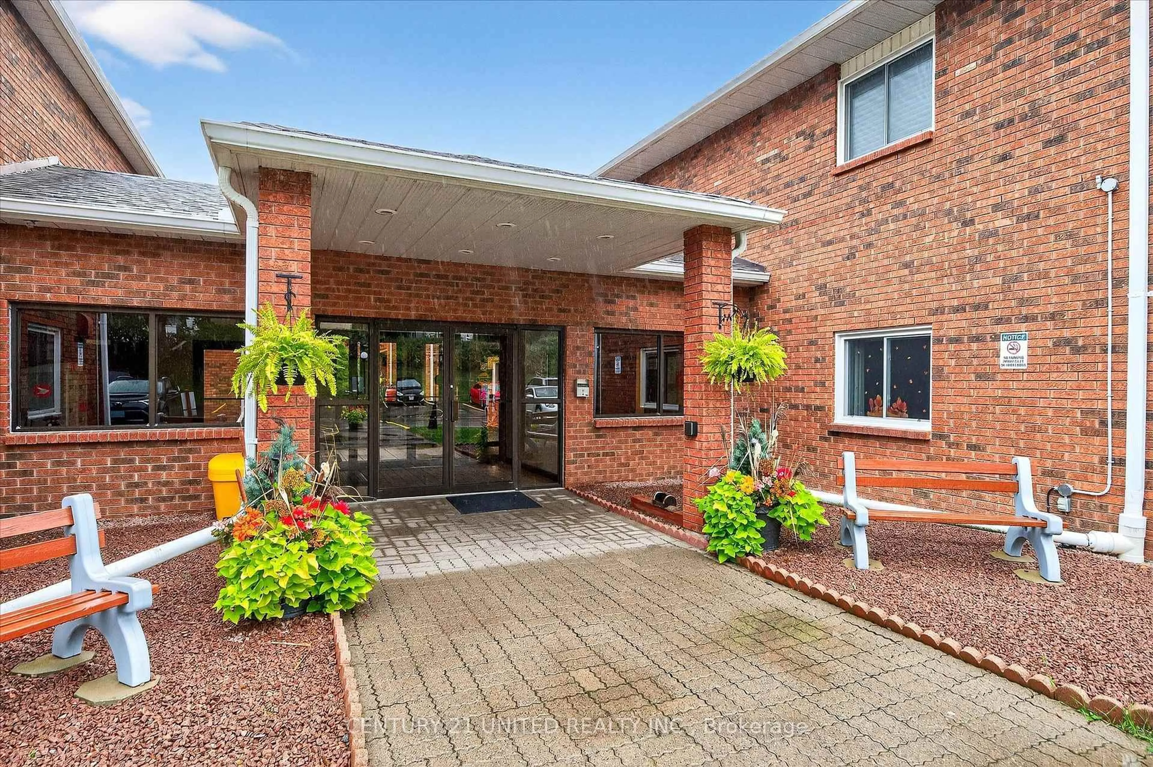 Indoor foyer for 475 Parkhill Rd #224, Peterborough Ontario K9H 7M5