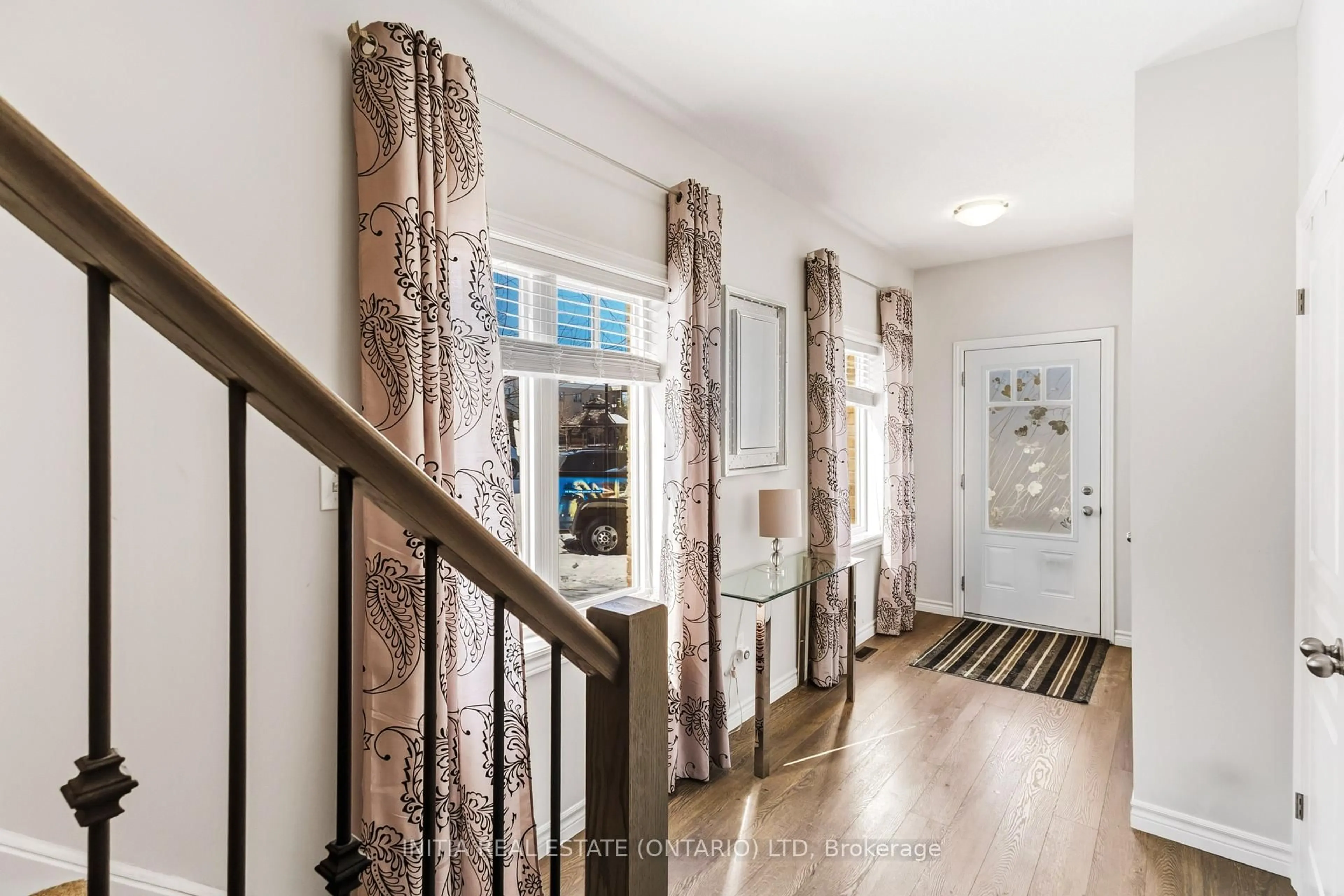 Indoor entryway for 1924 CEDARHOLLOW Blvd #7, London North Ontario N5X 0K3