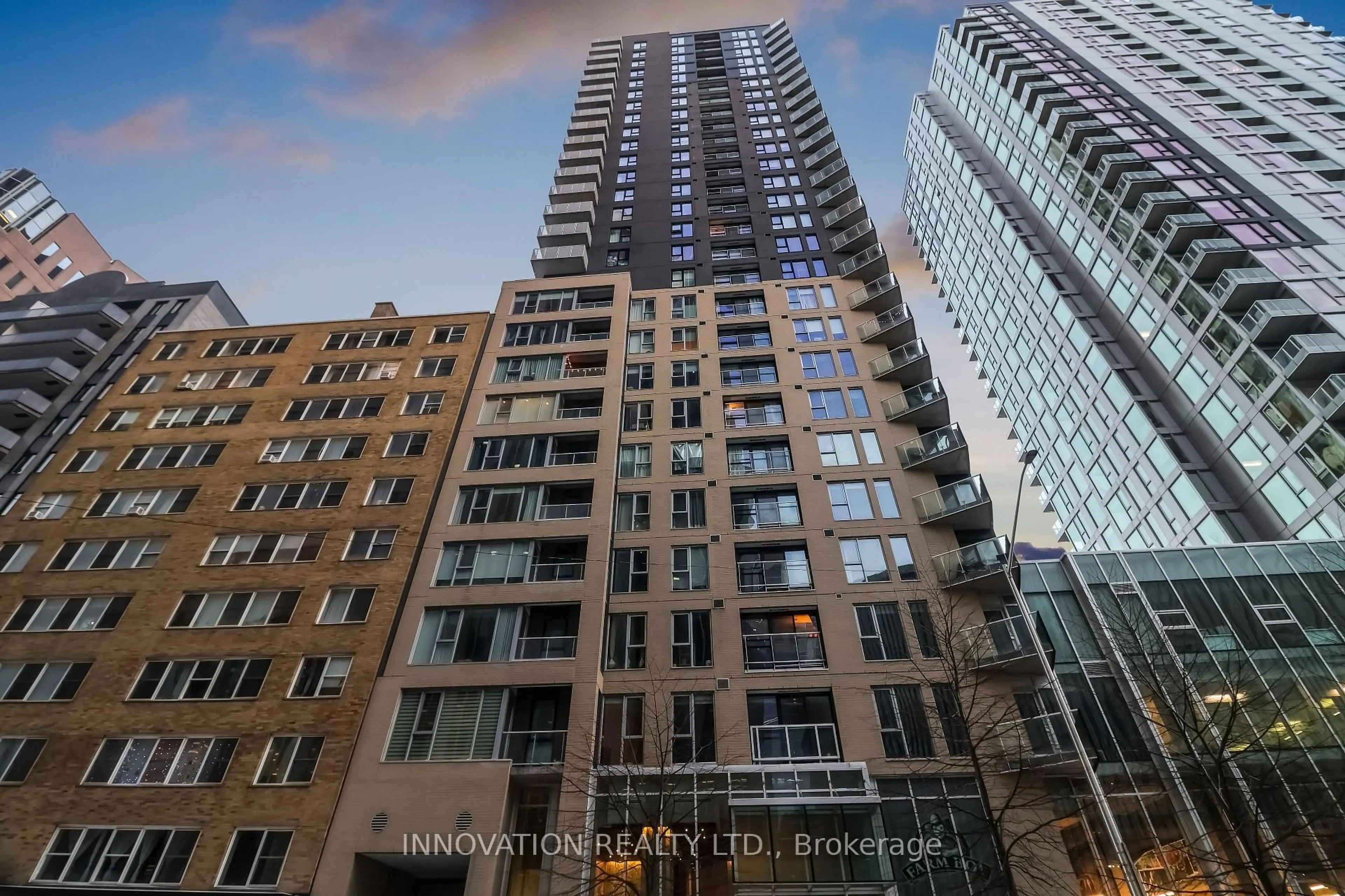 A pic from outside/outdoor area/front of a property/back of a property/a pic from drone, city buildings view from balcony for 40 Nepean St #1203, Ottawa Ontario K2P 0X5