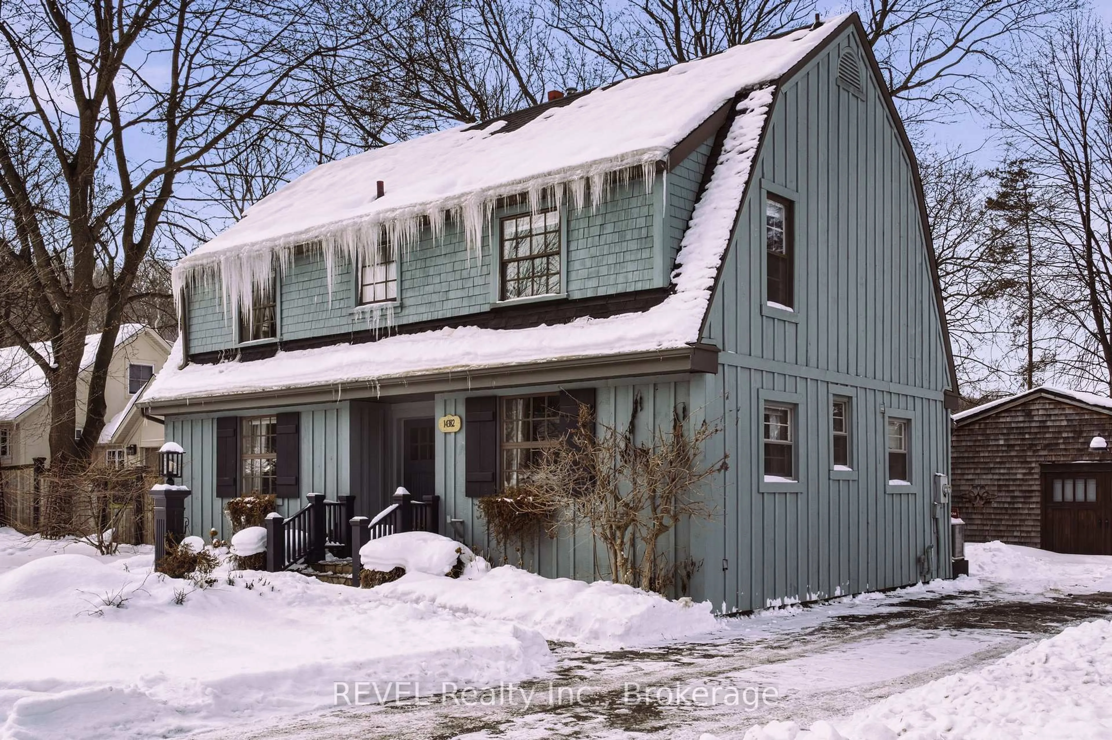 Home with vinyl exterior material, street for 14382 Niagara River Pkwy, Niagara-on-the-Lake Ontario L0S 1J0