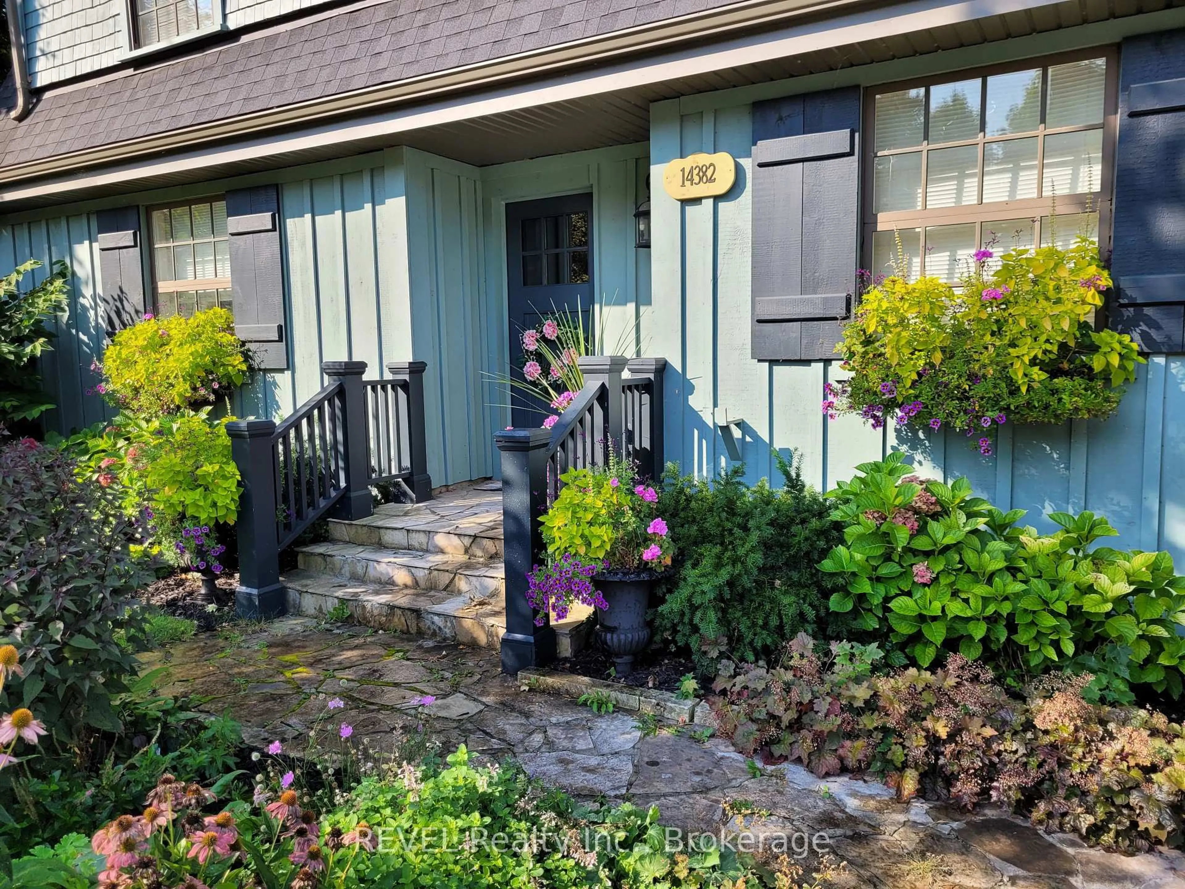 Indoor entryway for 14382 Niagara River Pkwy, Niagara-on-the-Lake Ontario L0S 1J0