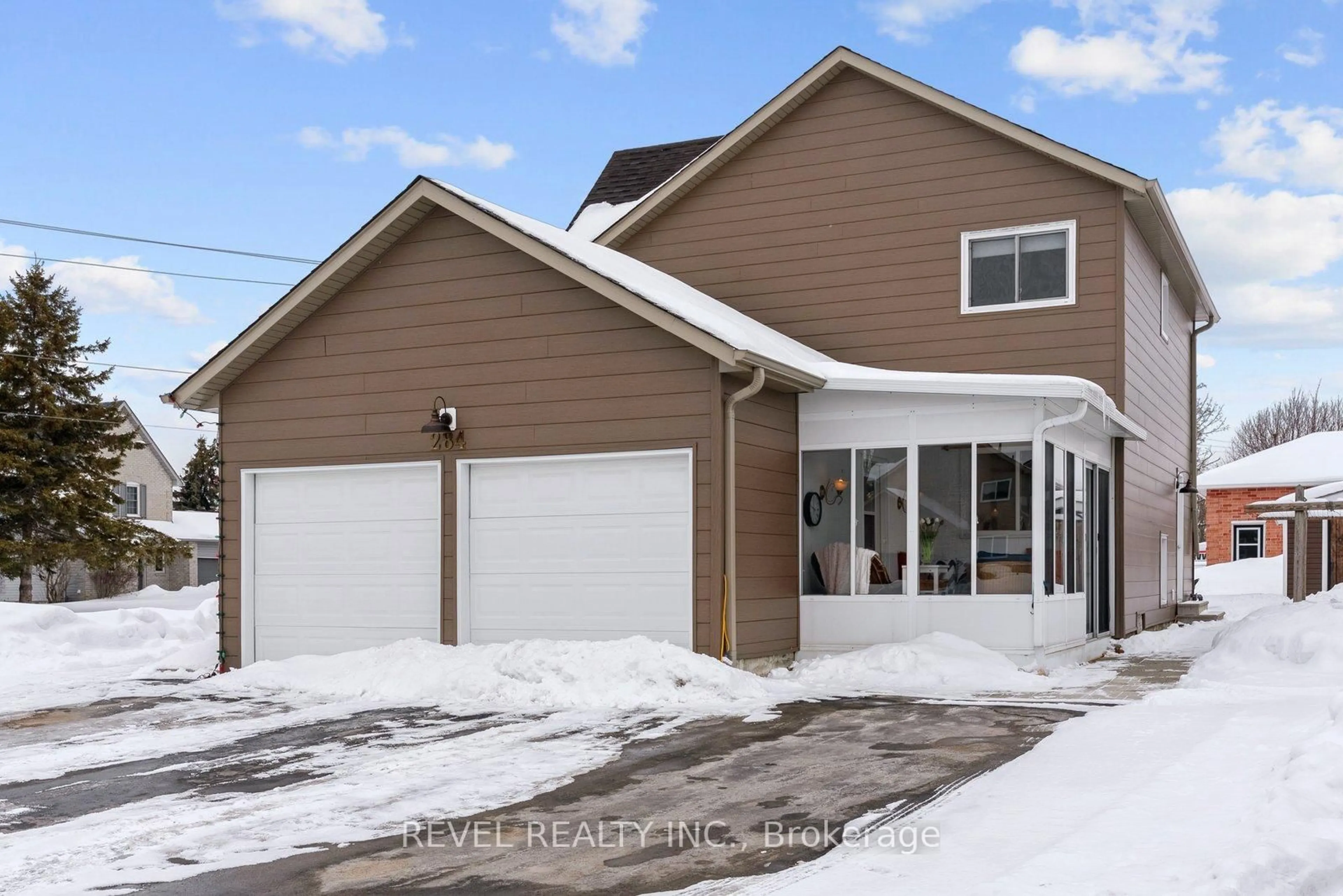 Home with vinyl exterior material, street for 284 Victoria Ave, Kawartha Lakes Ontario K9V 6A8