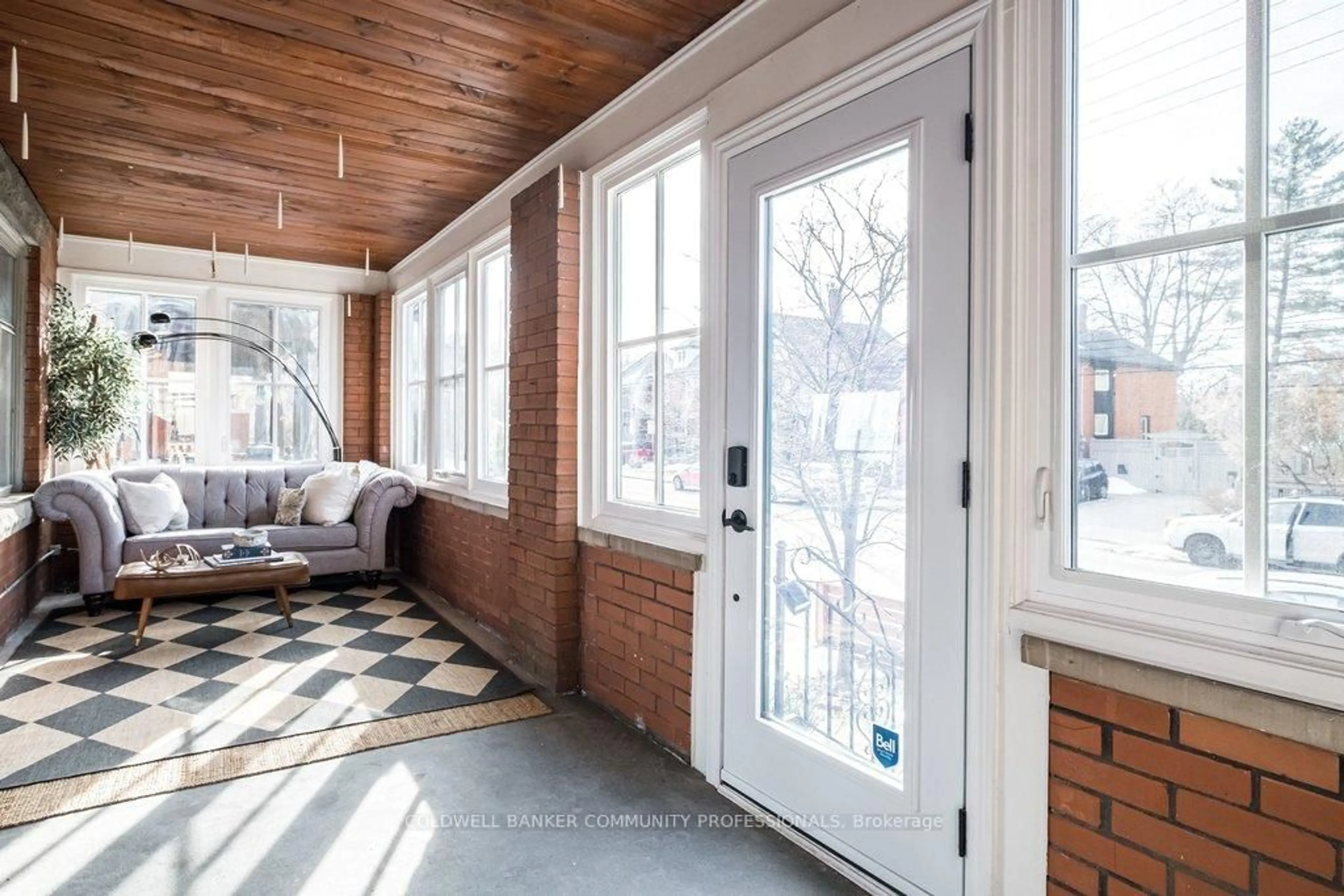 Indoor entryway for 411 Dundurn St, Hamilton Ontario L8P 4L8