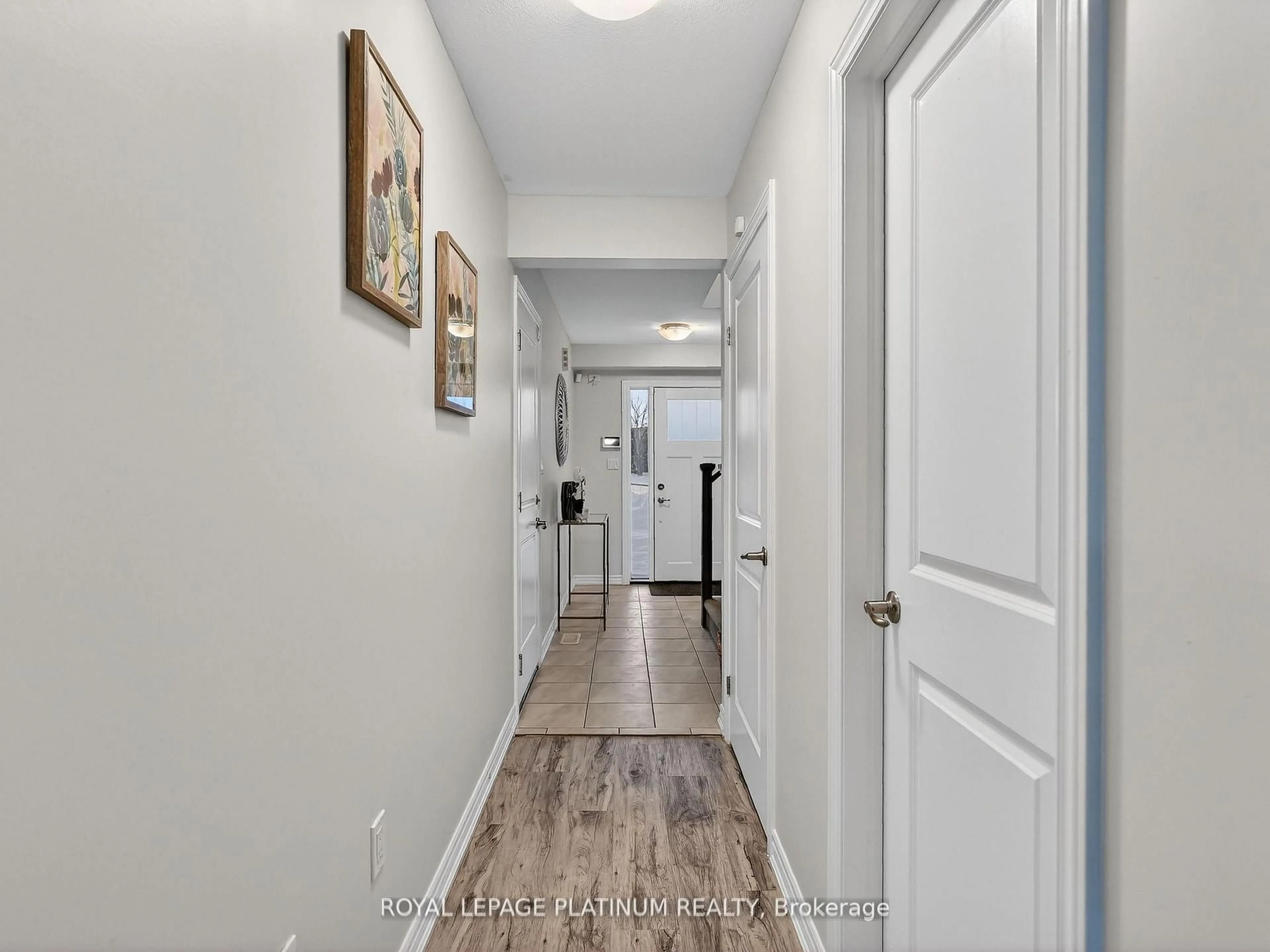 Indoor entryway for 7945 Oldfield Rd #14, Niagara Falls Ontario L2G 0Z4