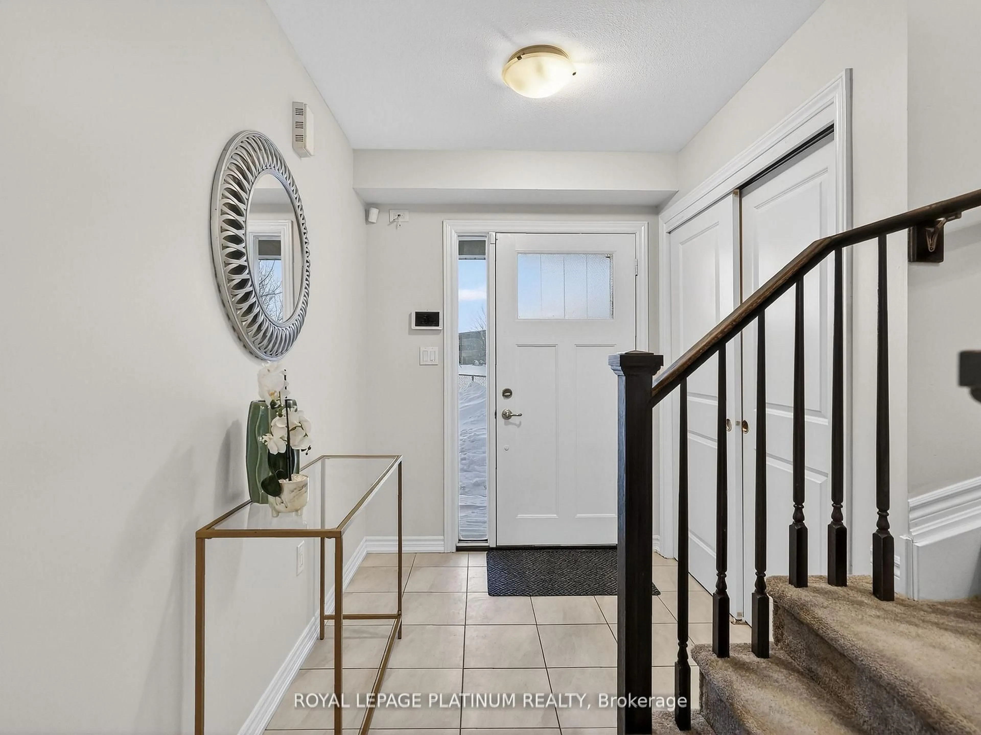 Indoor entryway for 7945 Oldfield Rd #14, Niagara Falls Ontario L2G 0Z4