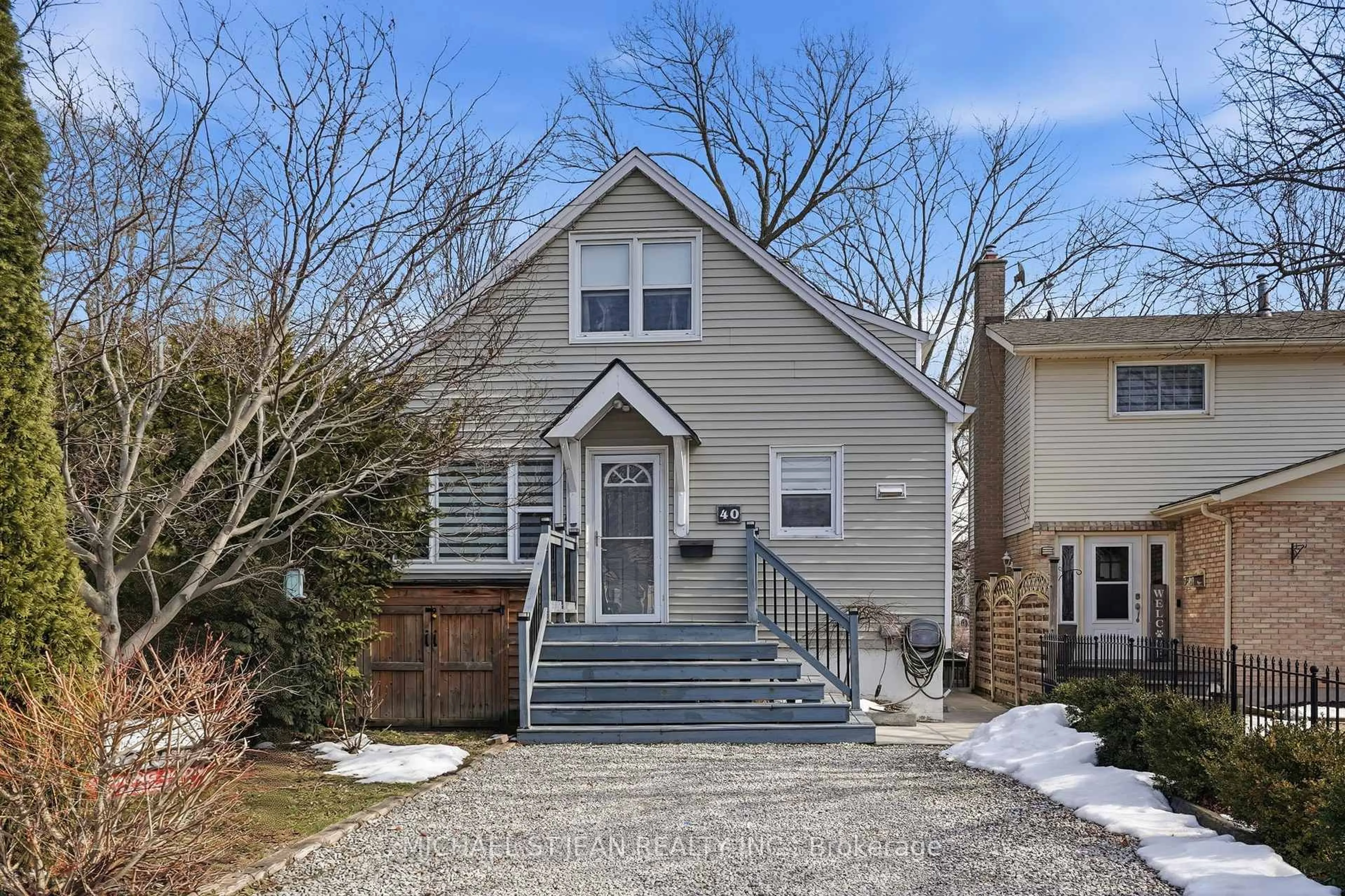 Home with vinyl exterior material, street for 40 Runcorn St, St. Catharines Ontario L2M 1N8