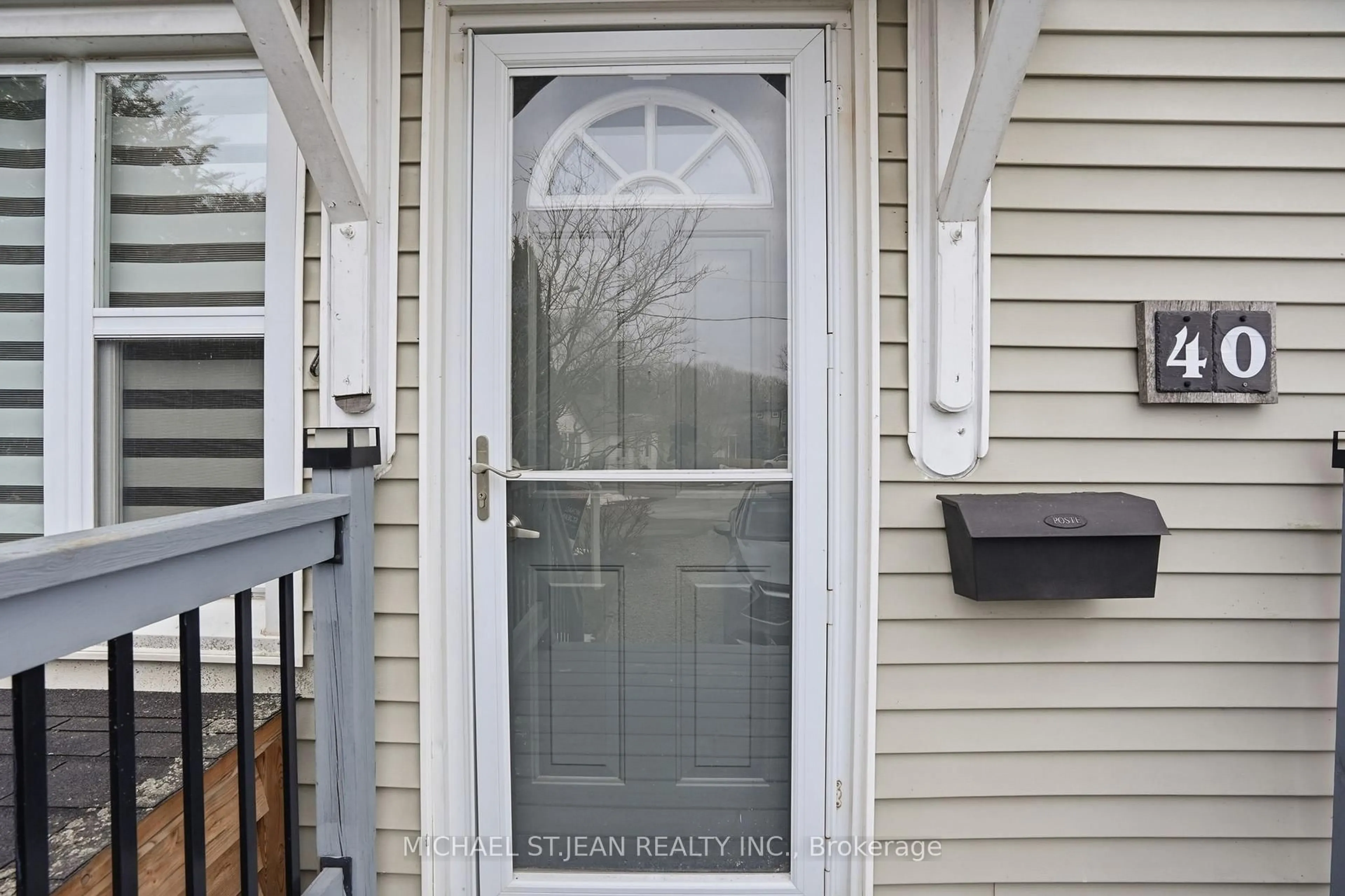 Indoor entryway for 40 Runcorn St, St. Catharines Ontario L2M 1N8