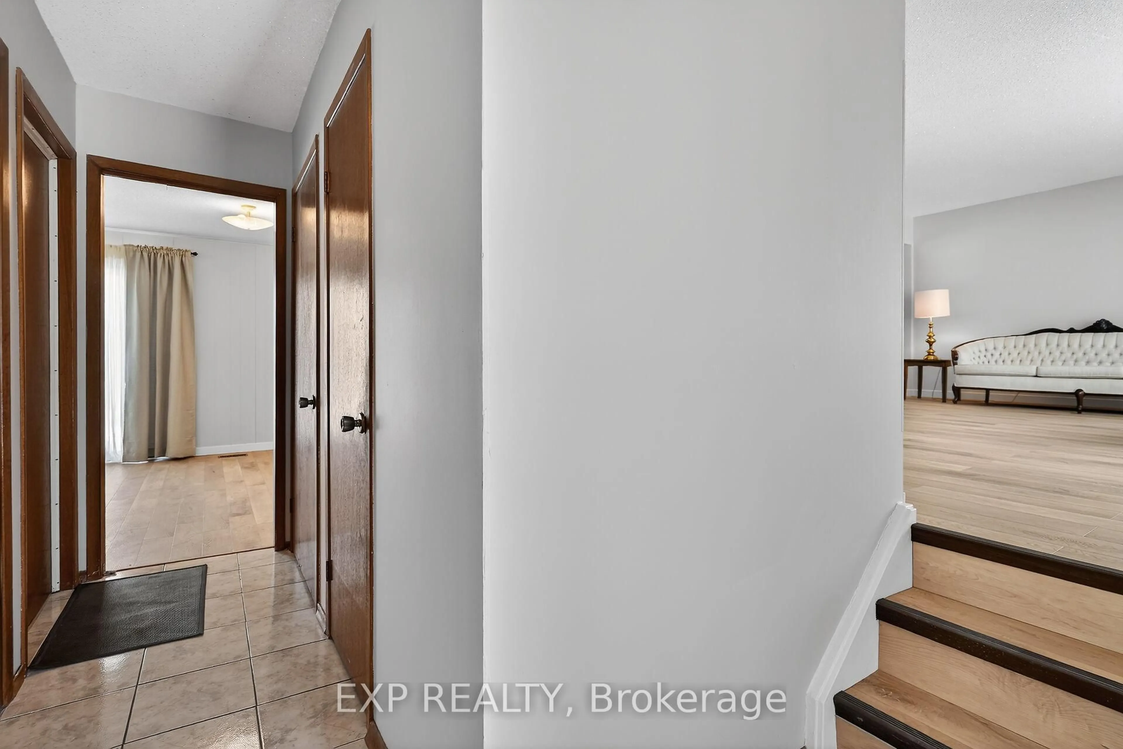 Indoor entryway for 67 St Clair Crt, London South Ontario N6J 3W1