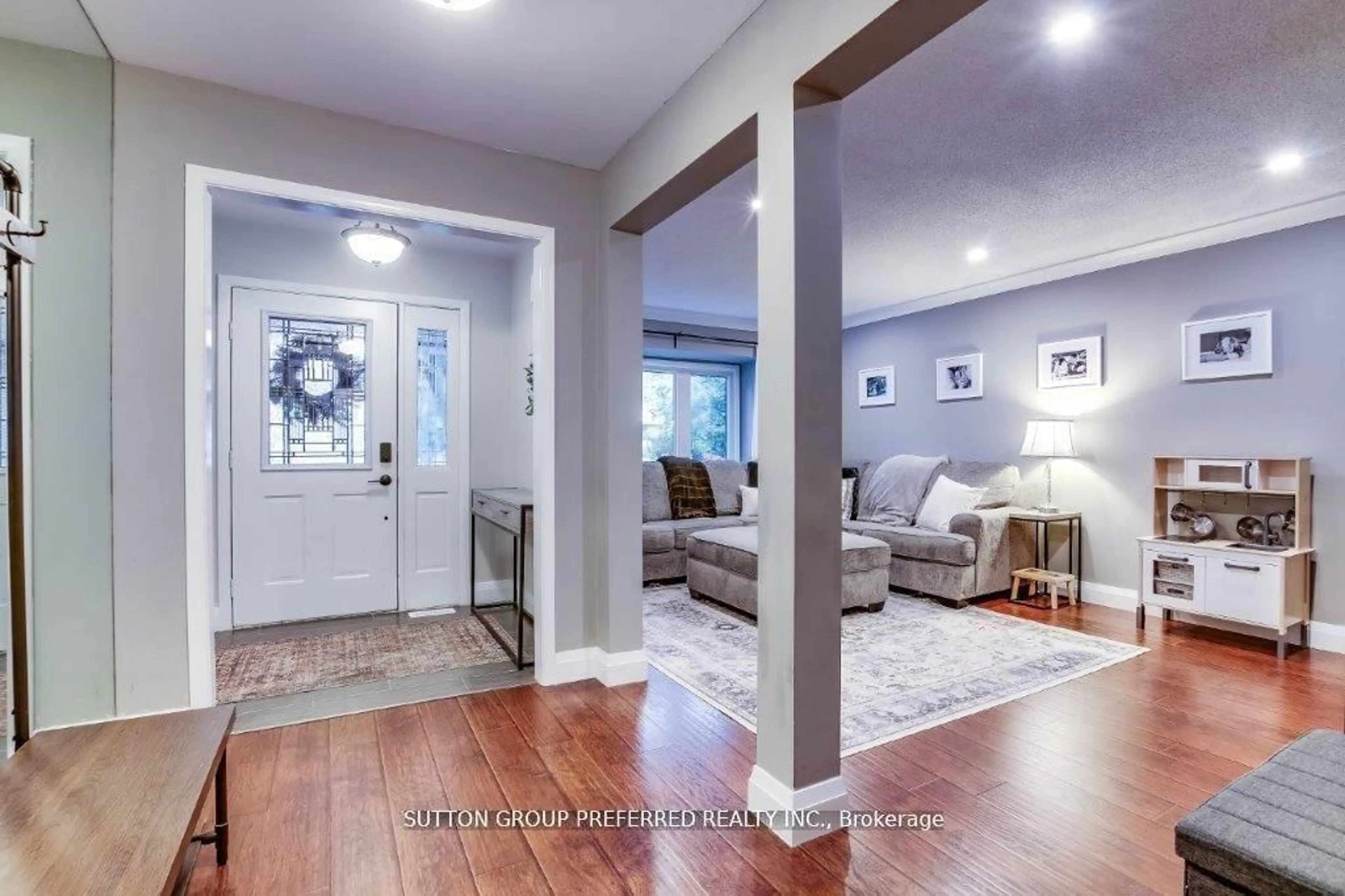 Indoor entryway for 1295 Hastings Dr, London North Ontario N5X 2J1