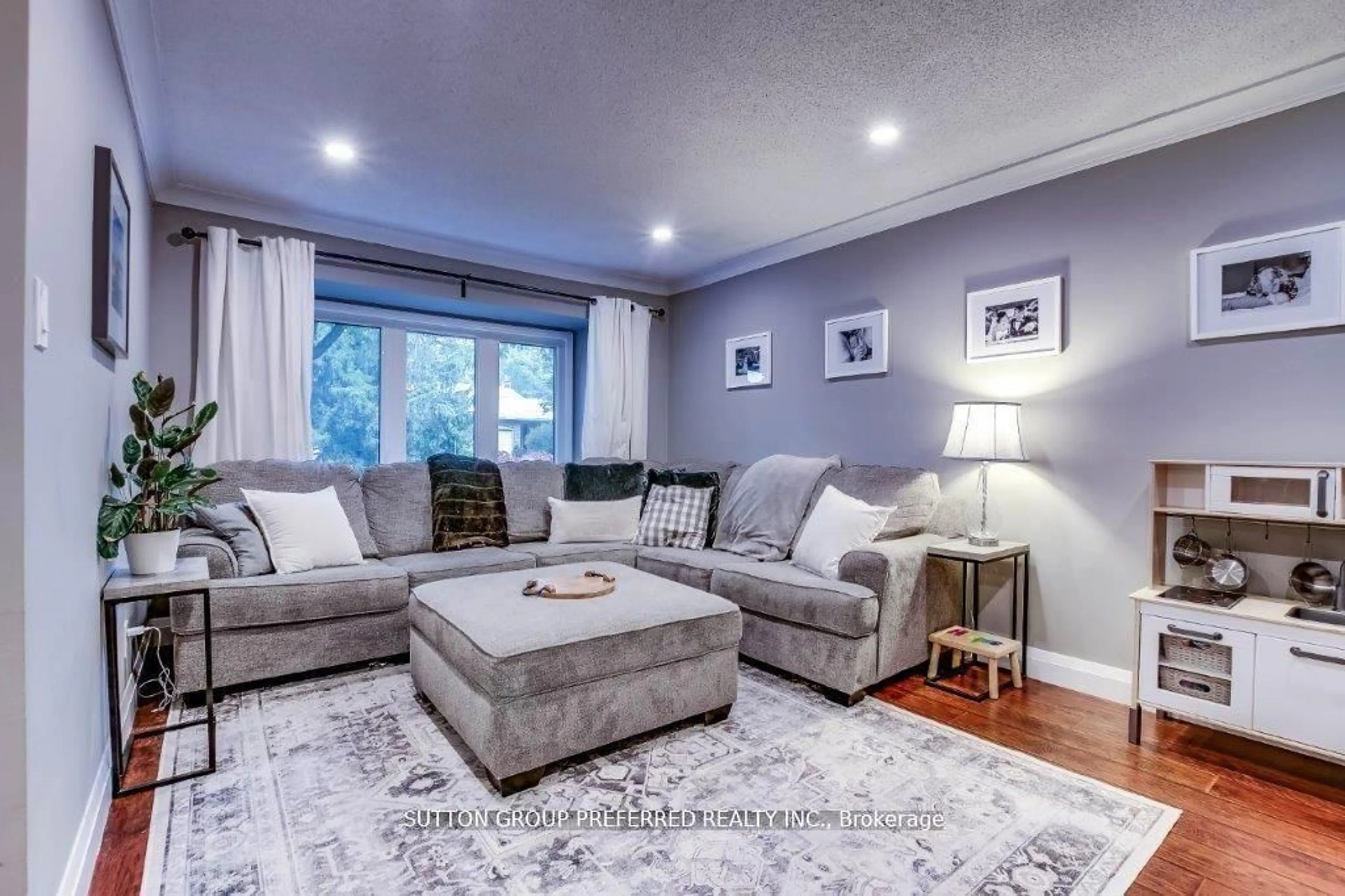 Living room with furniture, unknown for 1295 Hastings Dr, London North Ontario N5X 2J1