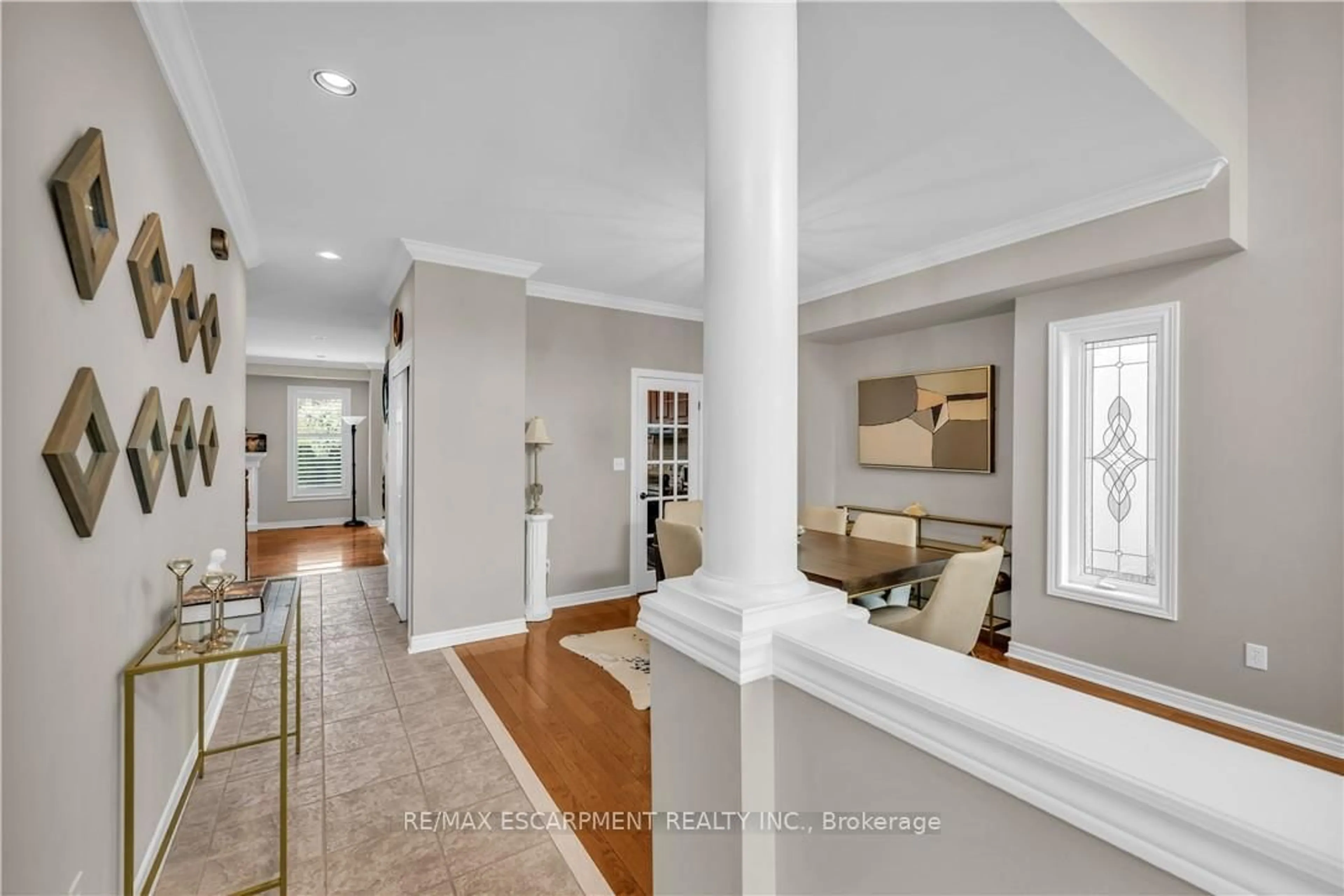 Indoor entryway for 38 Sunbeam Dr, Hamilton Ontario L9B 2X9