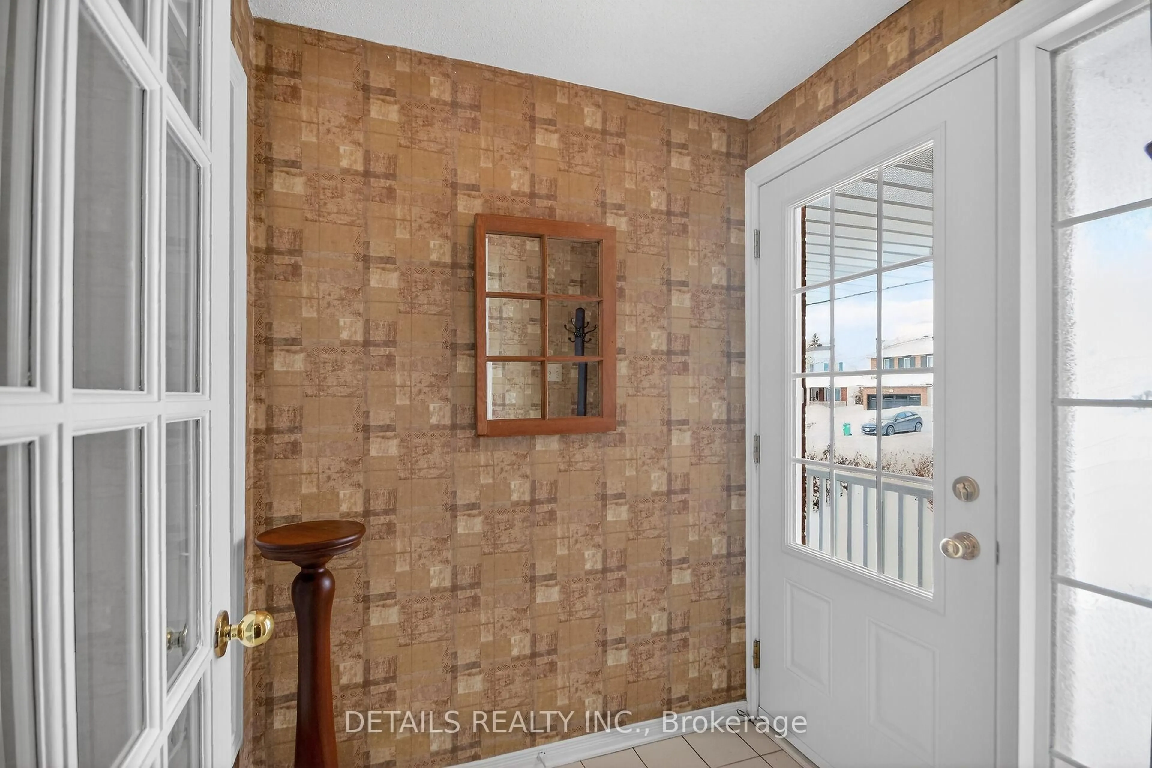 Indoor entryway for 6105 Lariviere Cres, Orleans Ontario K1W 1C6