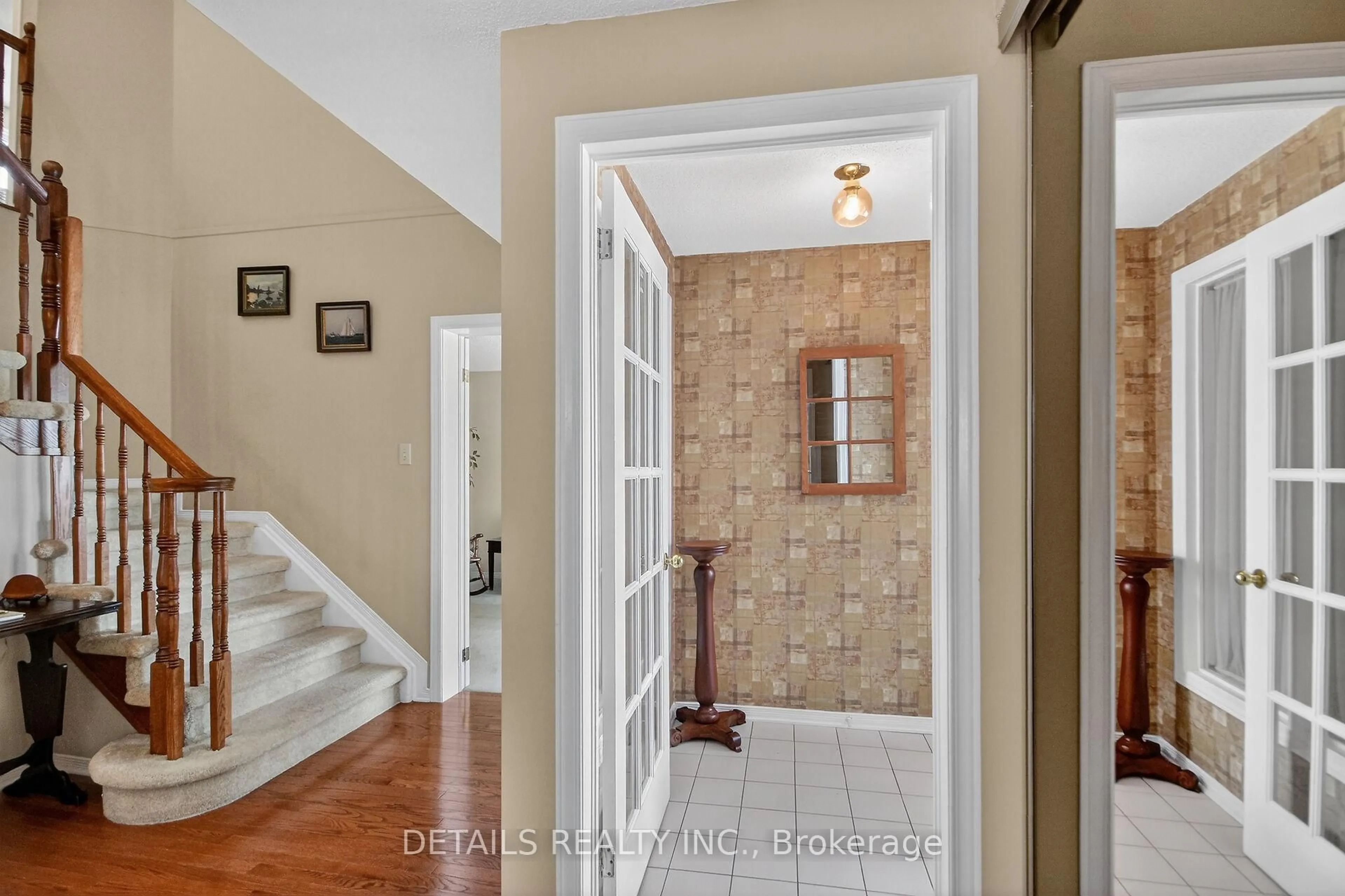 Indoor entryway for 6105 Lariviere Cres, Orleans Ontario K1W 1C6