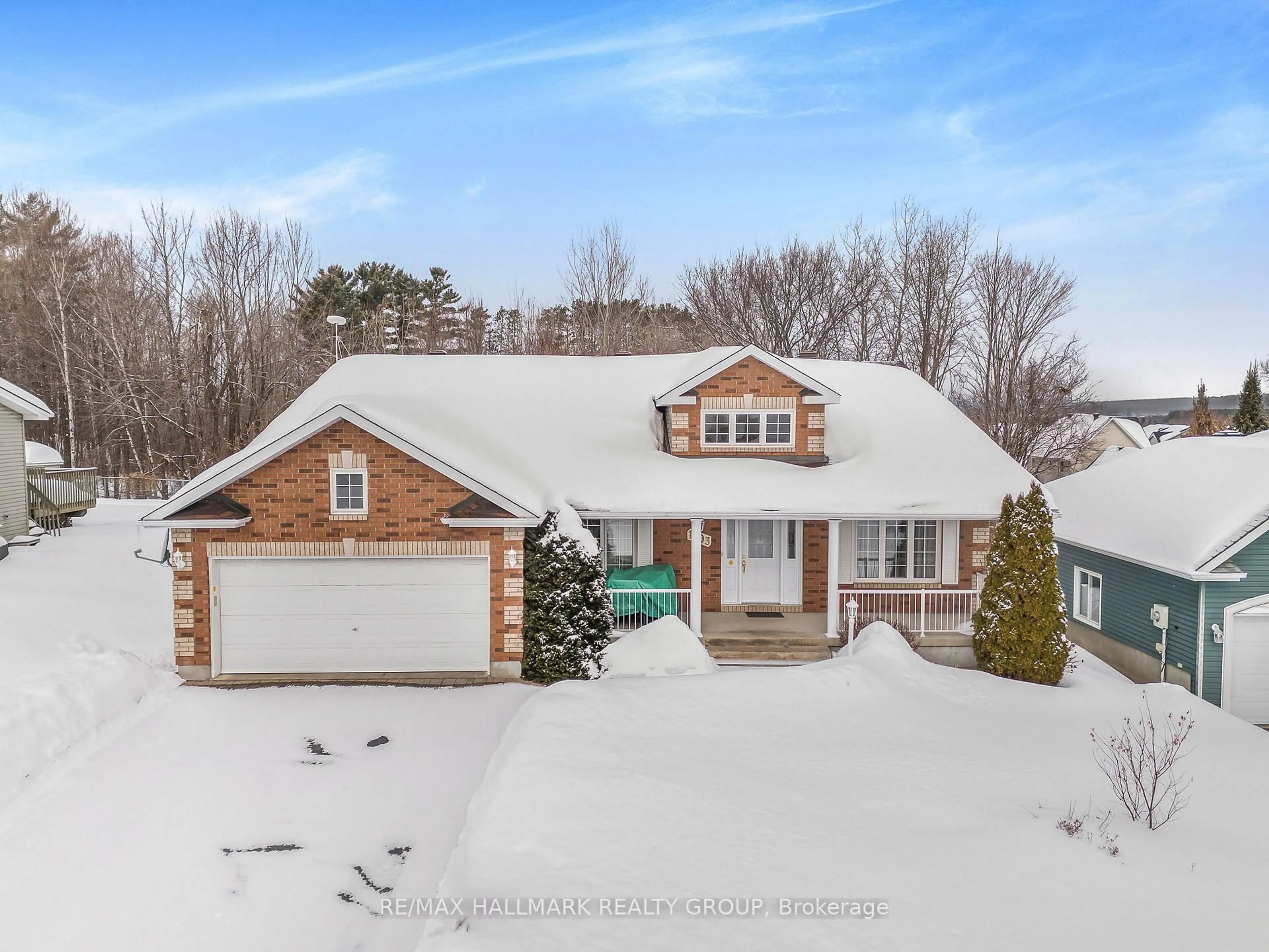 A pic from outside/outdoor area/front of a property/back of a property/a pic from drone, street for 1103 DES PINS Ave, Clarence-Rockland Ontario K4K 1R1