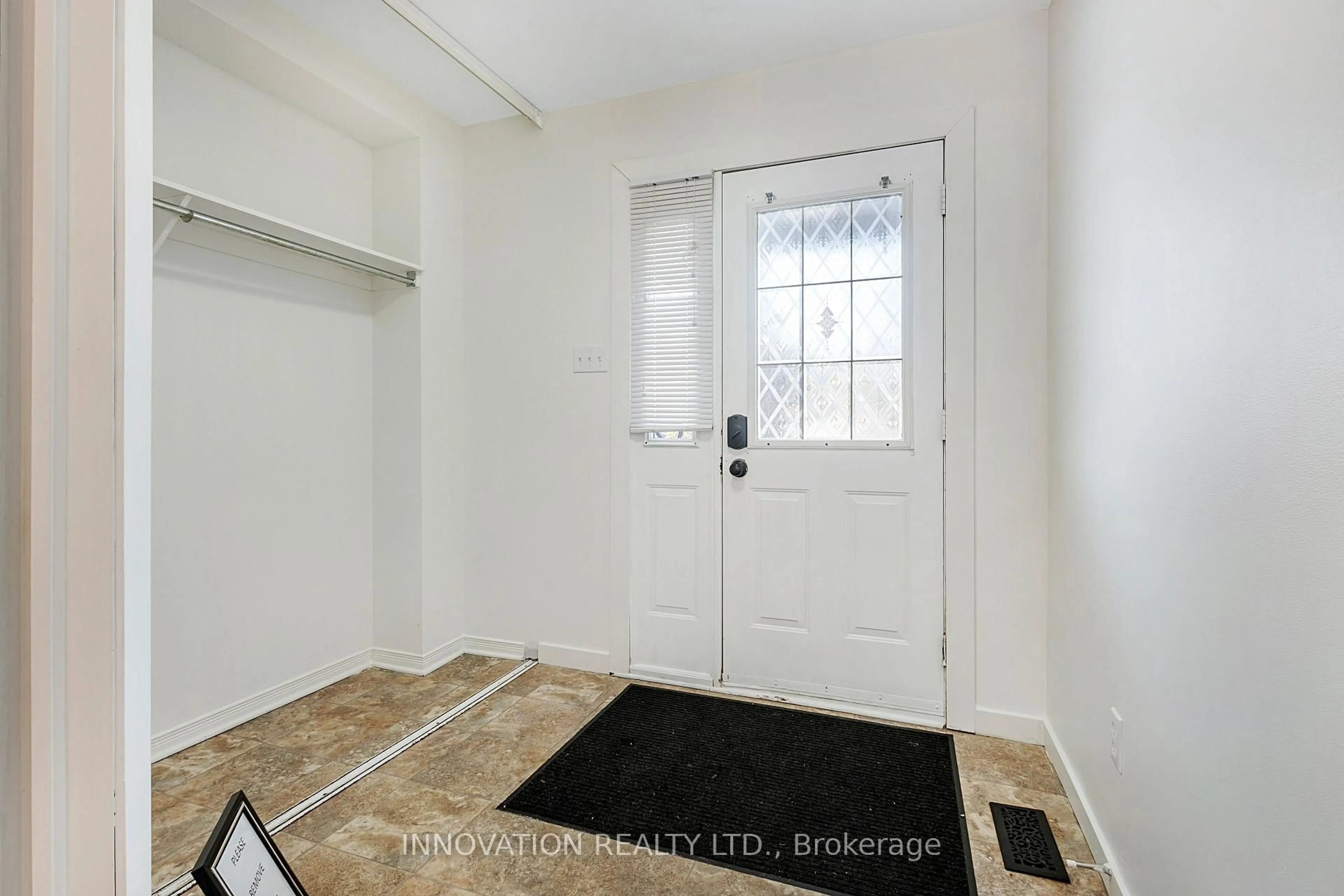 Indoor entryway for 330 Fairbrooke Crt, Arnprior Ontario K7S 0E6