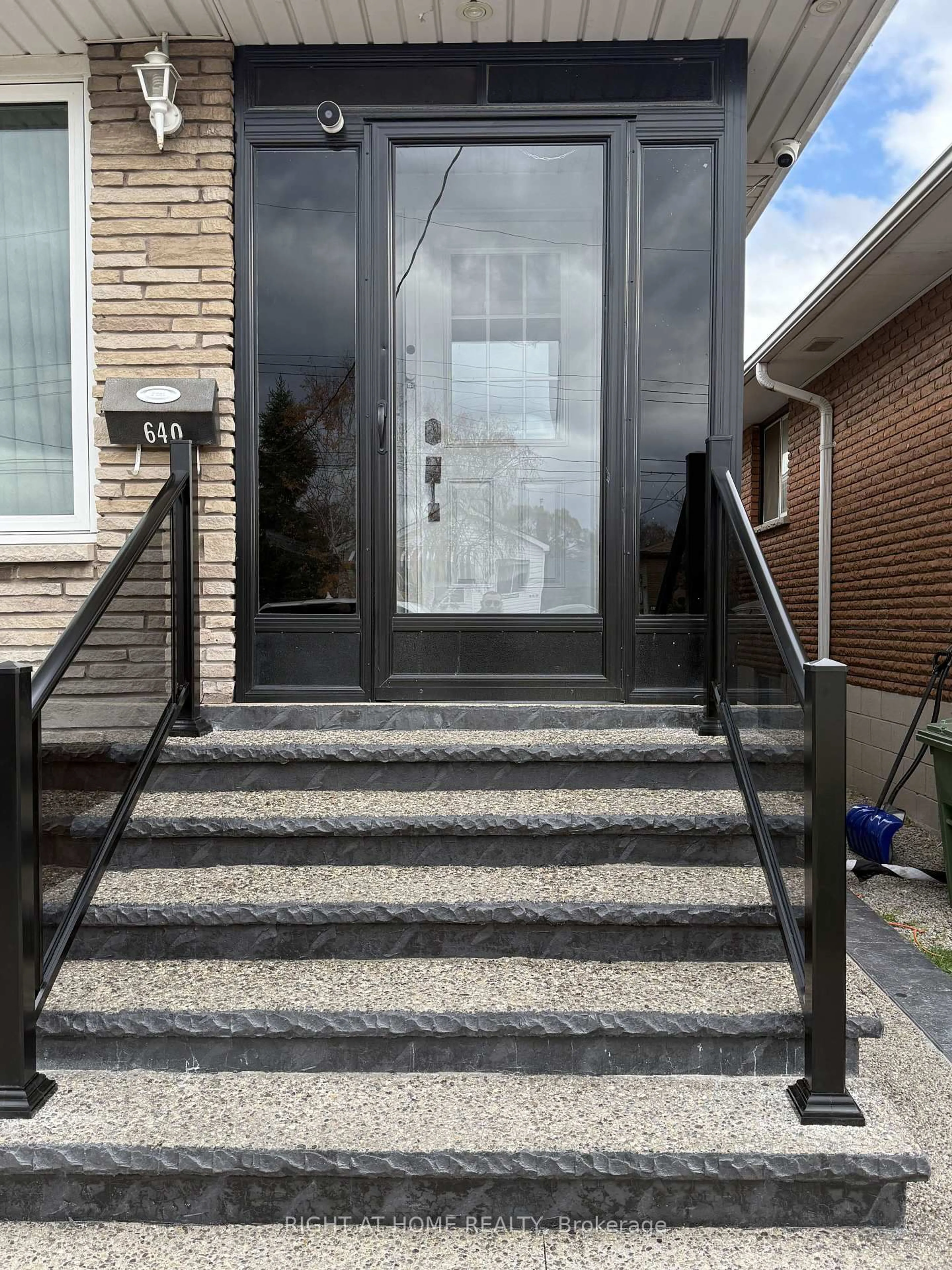 Stairs for 640 Tate Ave, Hamilton Ontario L8H 6E3