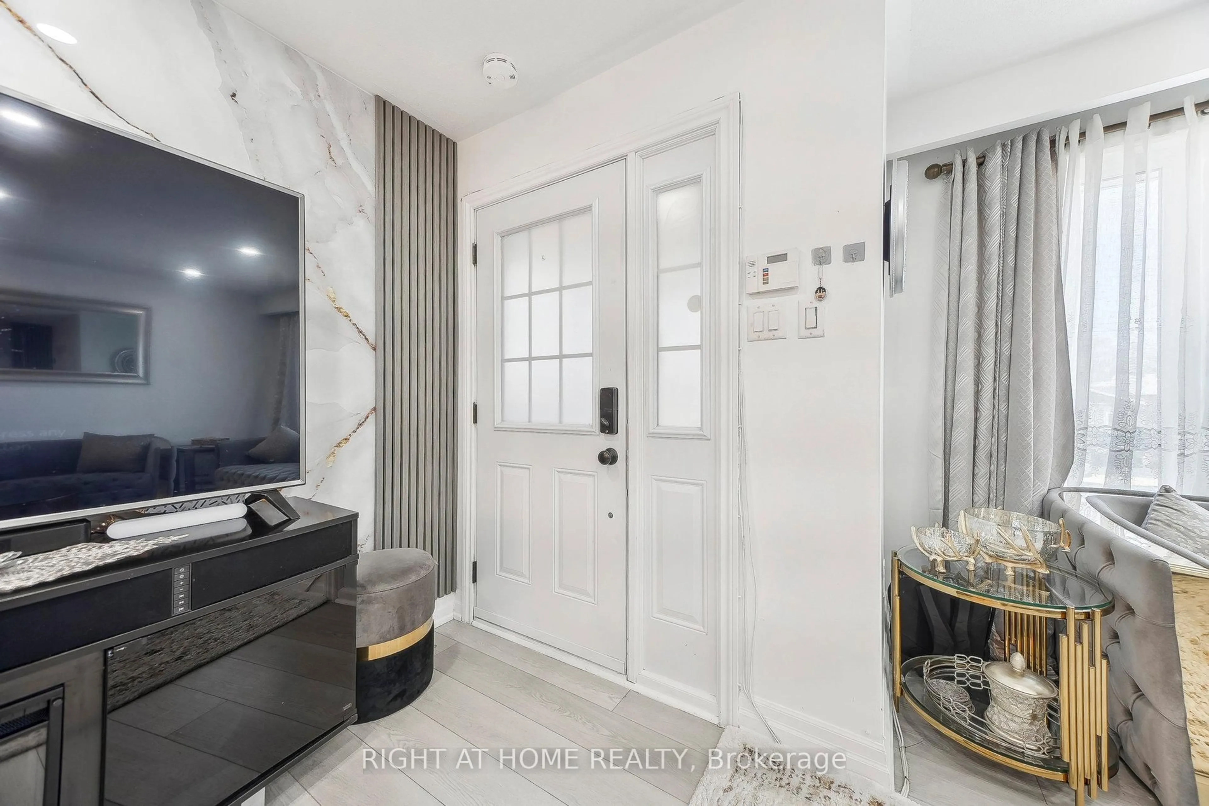 Indoor entryway for 640 Tate Ave, Hamilton Ontario L8H 6E3