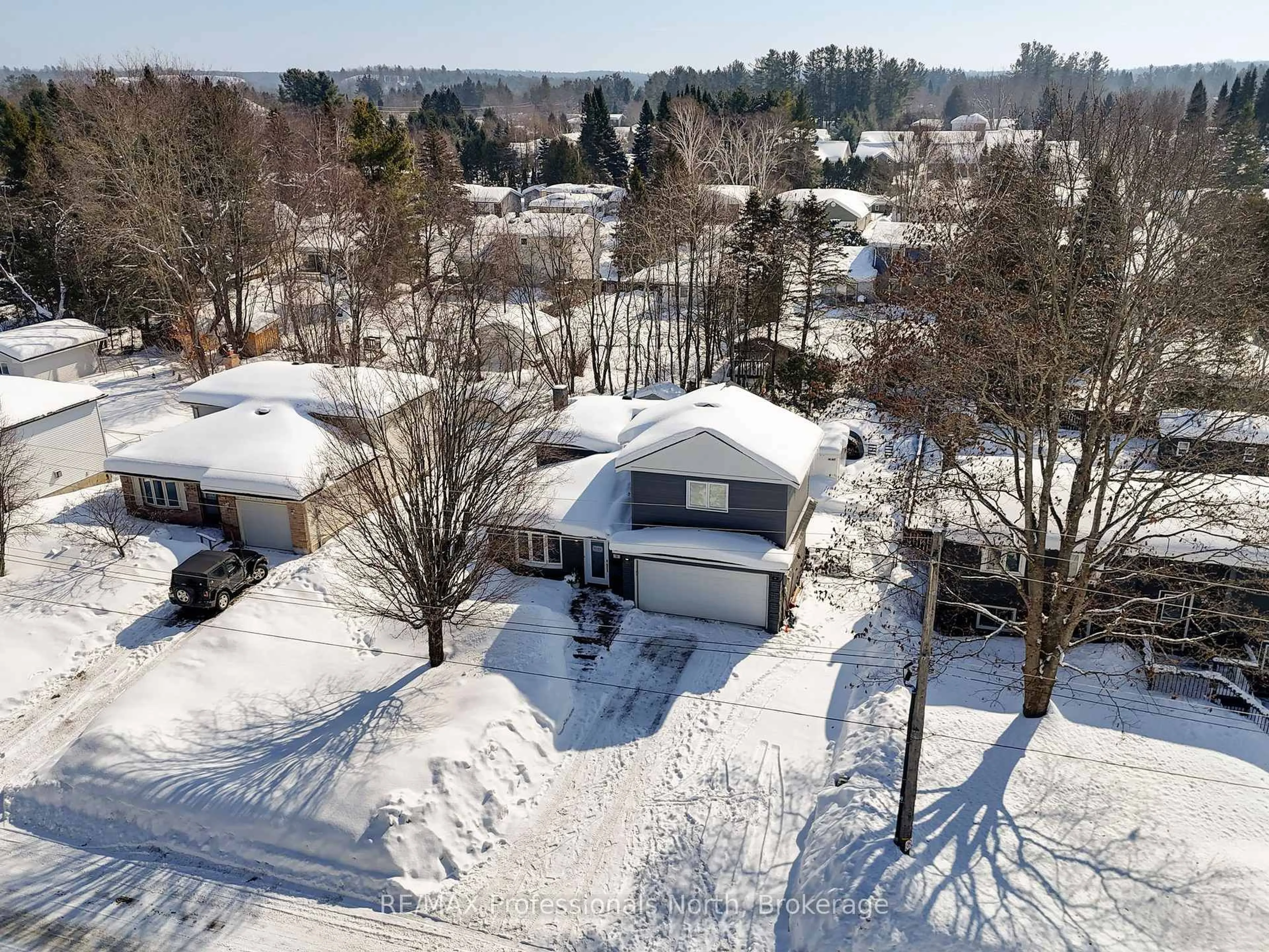 A pic from outside/outdoor area/front of a property/back of a property/a pic from drone, street for 26 Maypark Dr, Bracebridge Ontario P1L 1C3