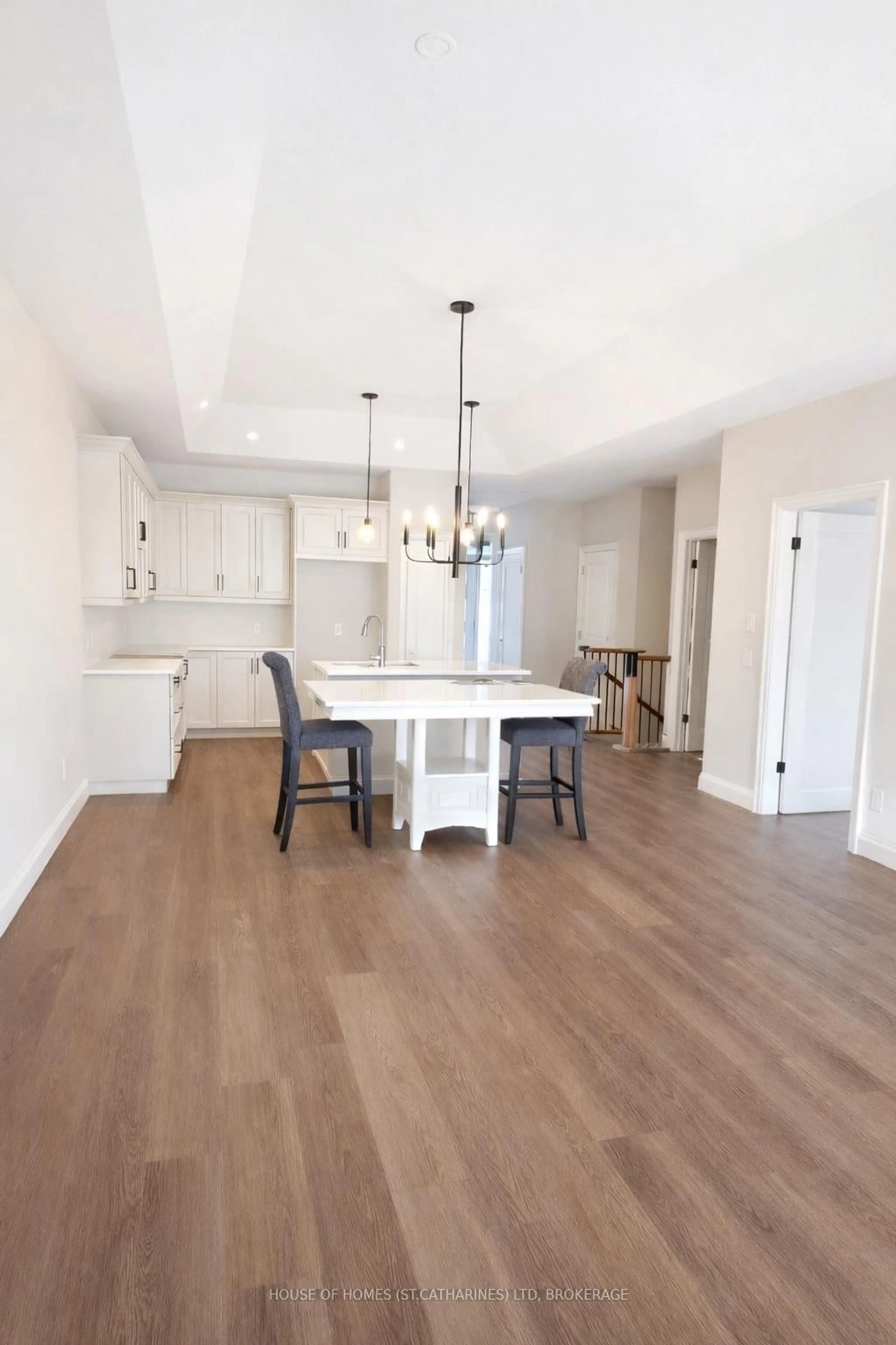 Open concept kitchen, wood/laminate floor for 4108 VILLAGE CREEK Dr, Fort Erie Ontario L0S 1S0