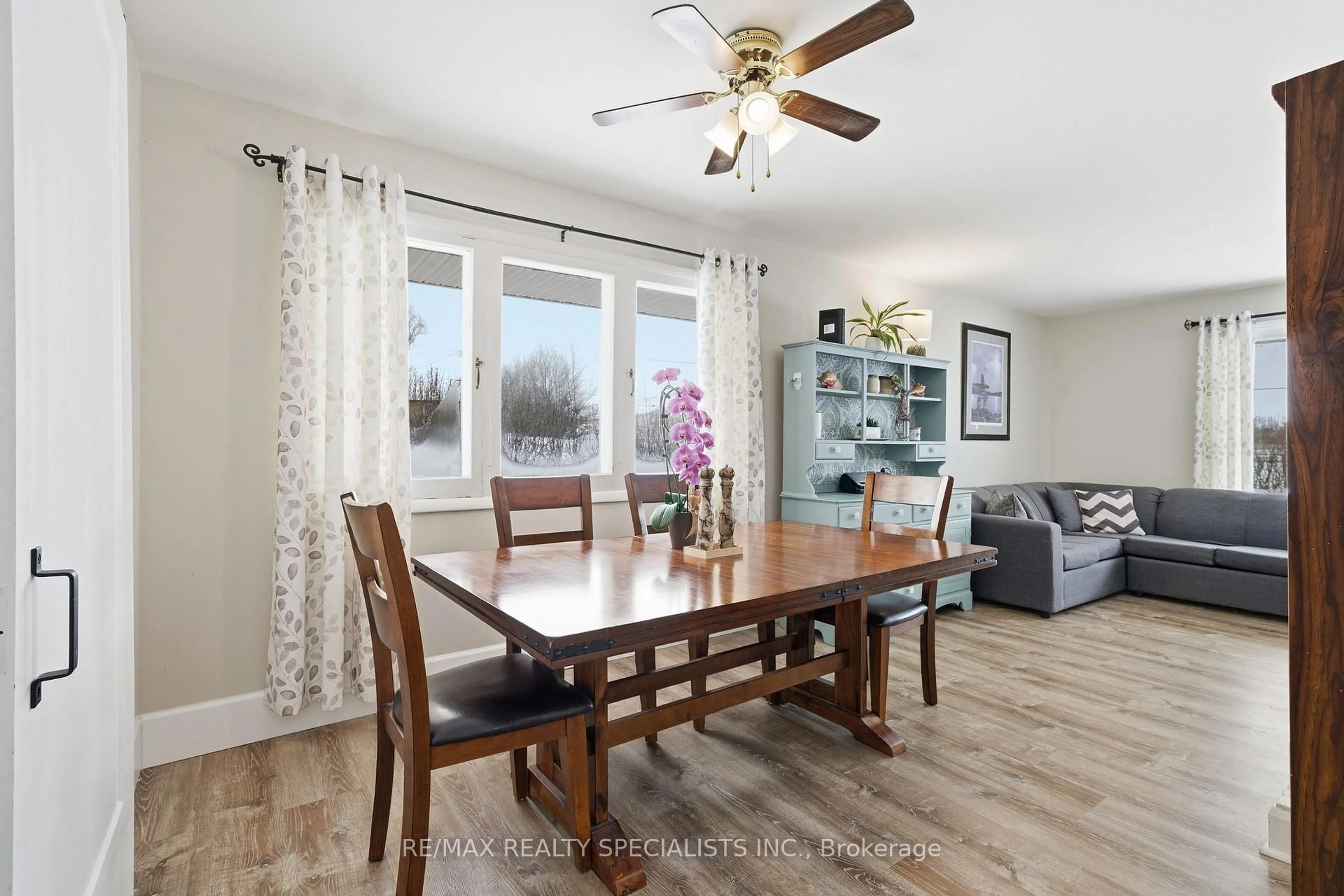 Dining room, wood/laminate floor for 302 King St, Quinte West Ontario K8V 3X5