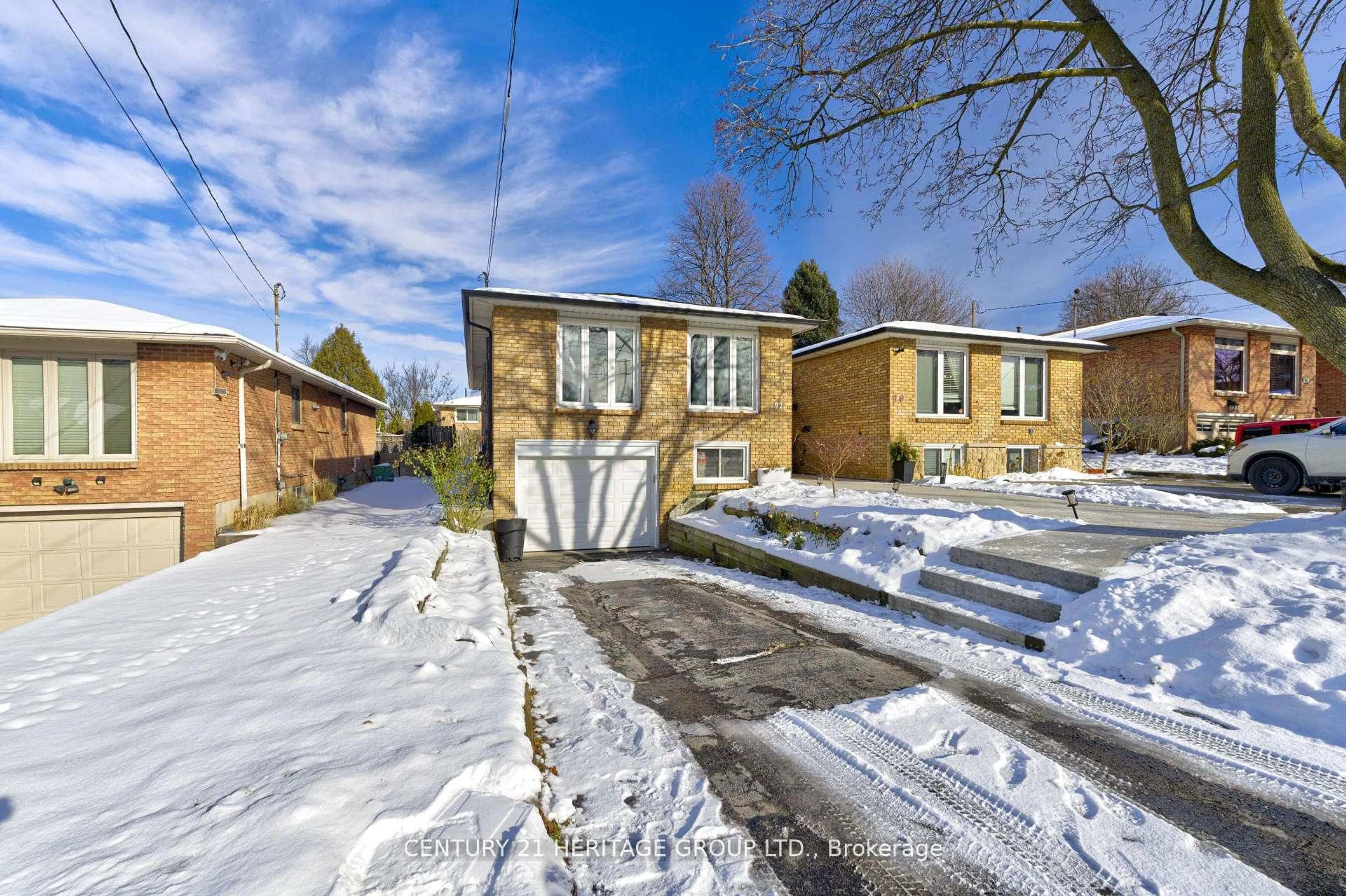 A pic from outside/outdoor area/front of a property/back of a property/a pic from drone, street for 92 Horning Dr, Hamilton Ontario L9C 6L1