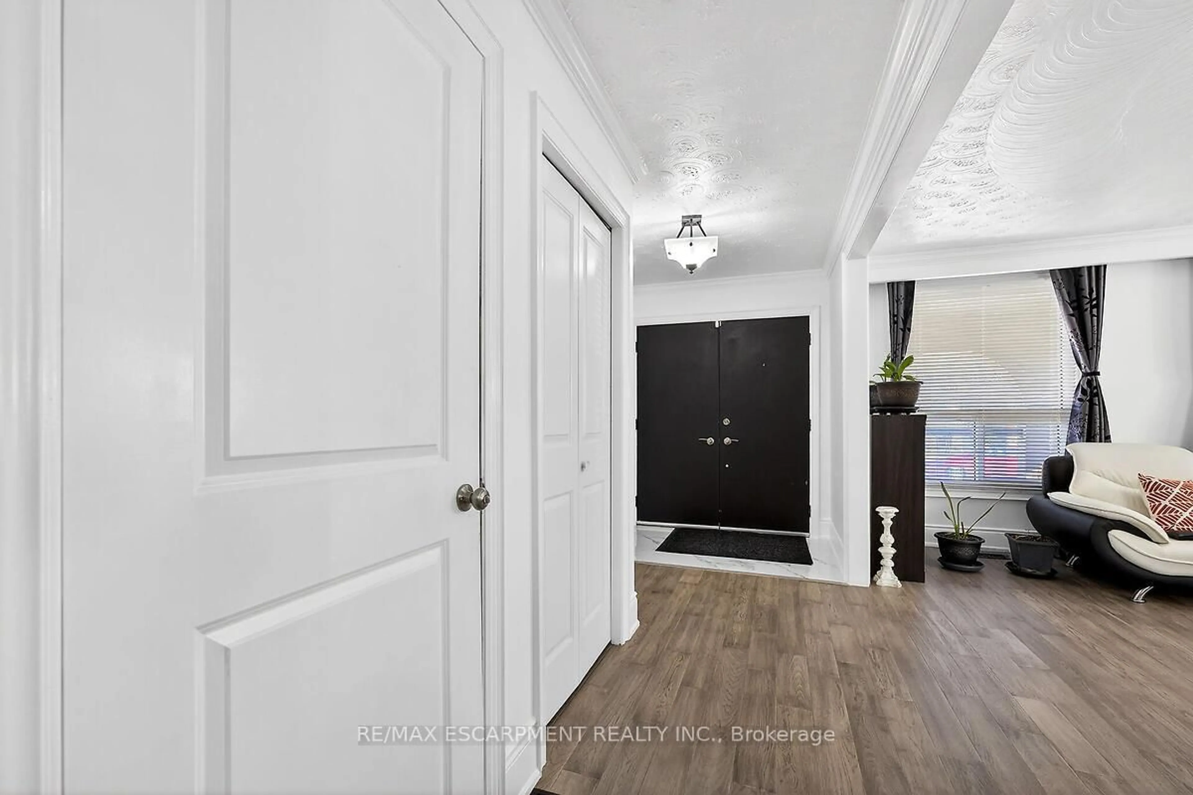 Indoor entryway for 28 Tara Crt, Hamilton Ontario L8K 6E6