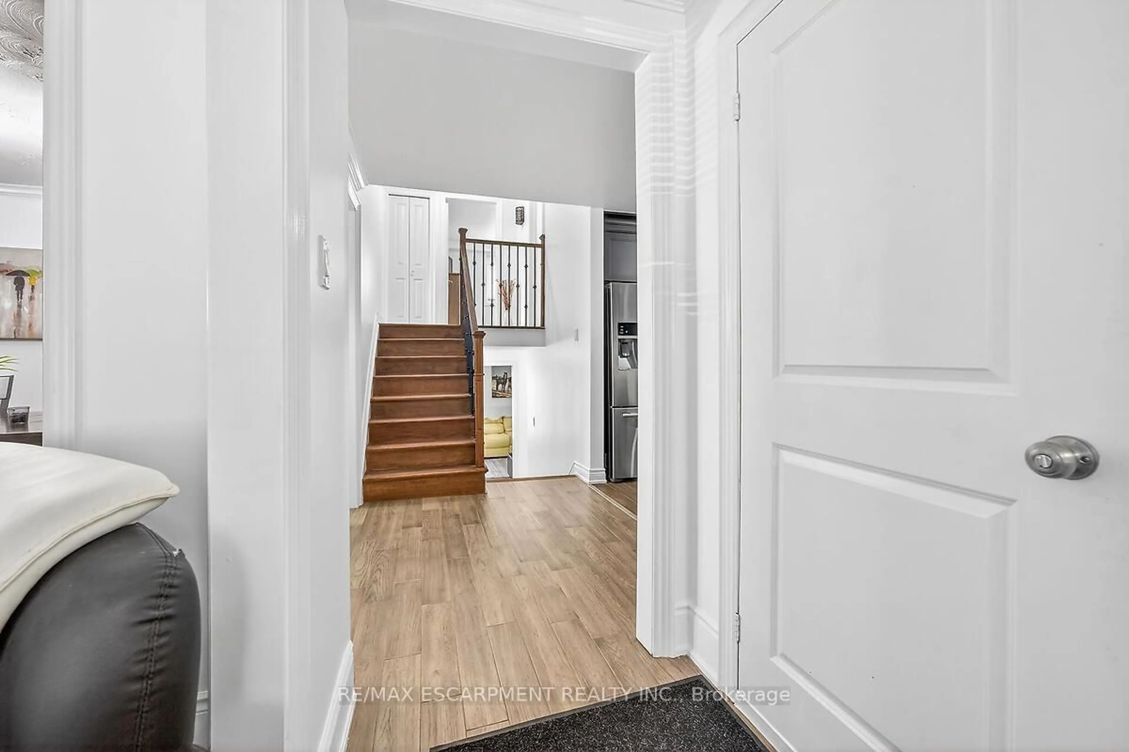Indoor foyer for 28 Tara Crt, Hamilton Ontario L8K 6E6