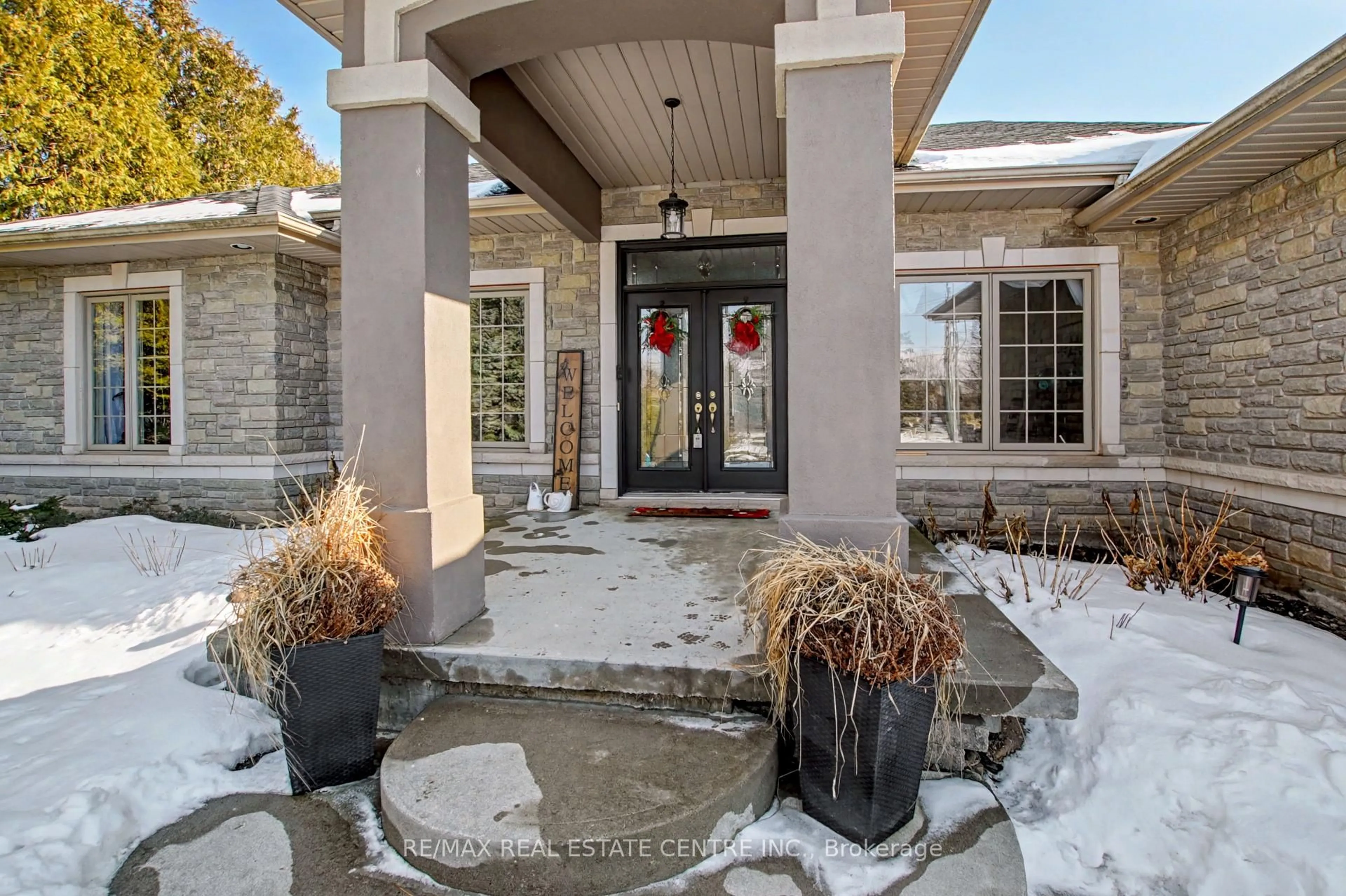 Indoor entryway for 2 Irongate Dr, Brant Ontario N3L 4G4