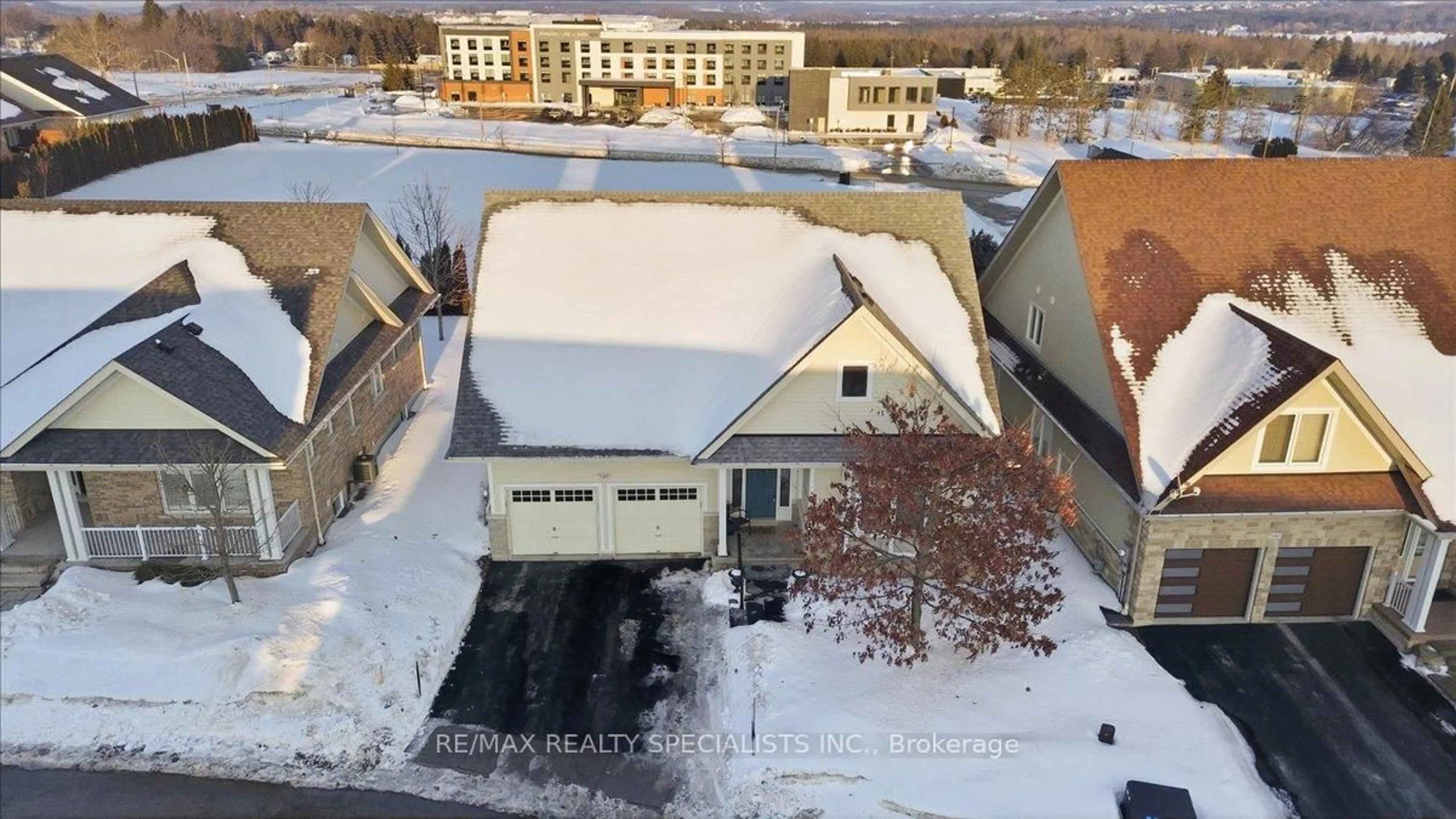 A pic from outside/outdoor area/front of a property/back of a property/a pic from drone, unknown for 200 Kingfisher Way #144, Mono Ontario L9W 0B3