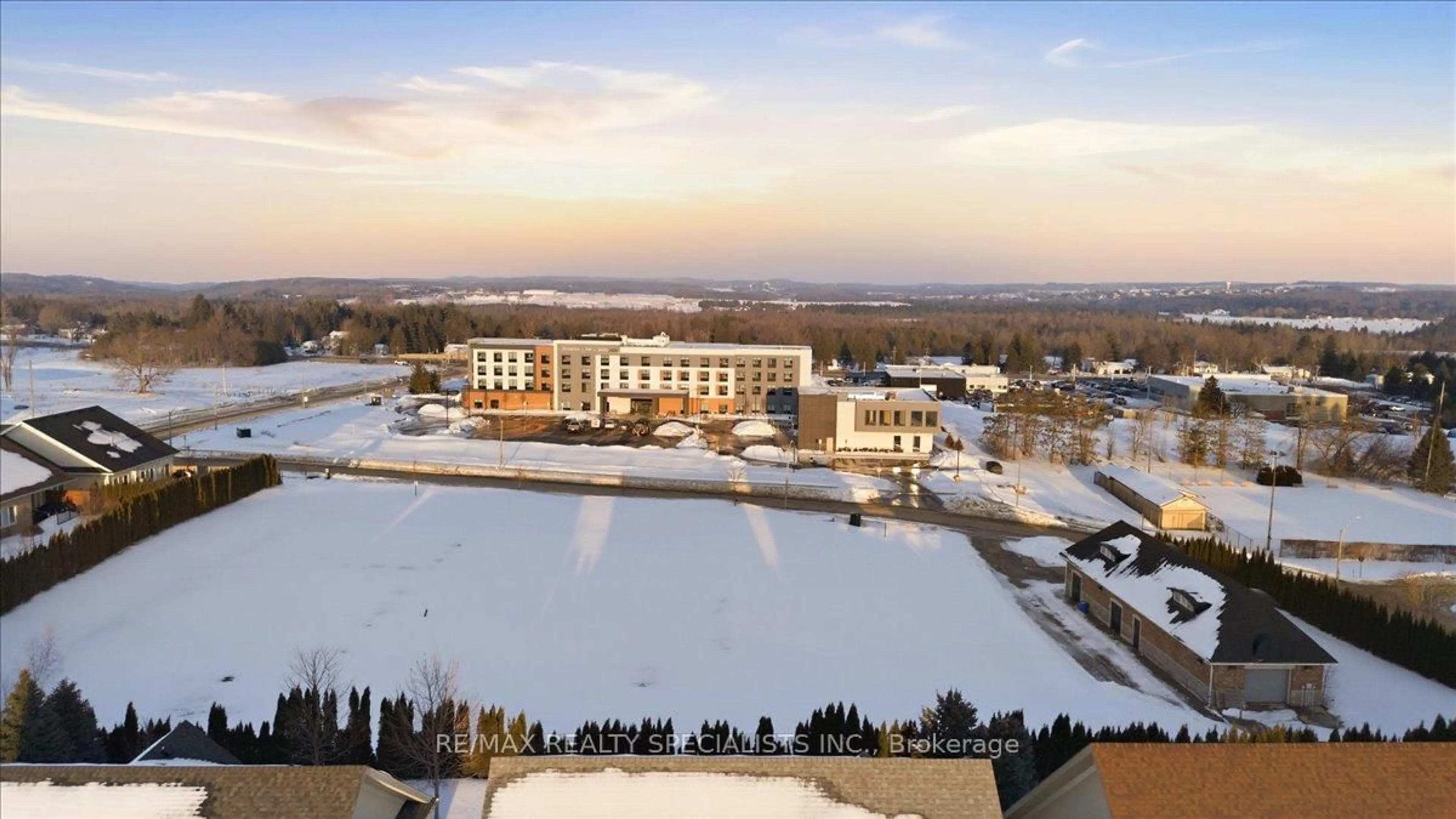 A pic from outside/outdoor area/front of a property/back of a property/a pic from drone, building for 200 Kingfisher Way #144, Mono Ontario L9W 0B3