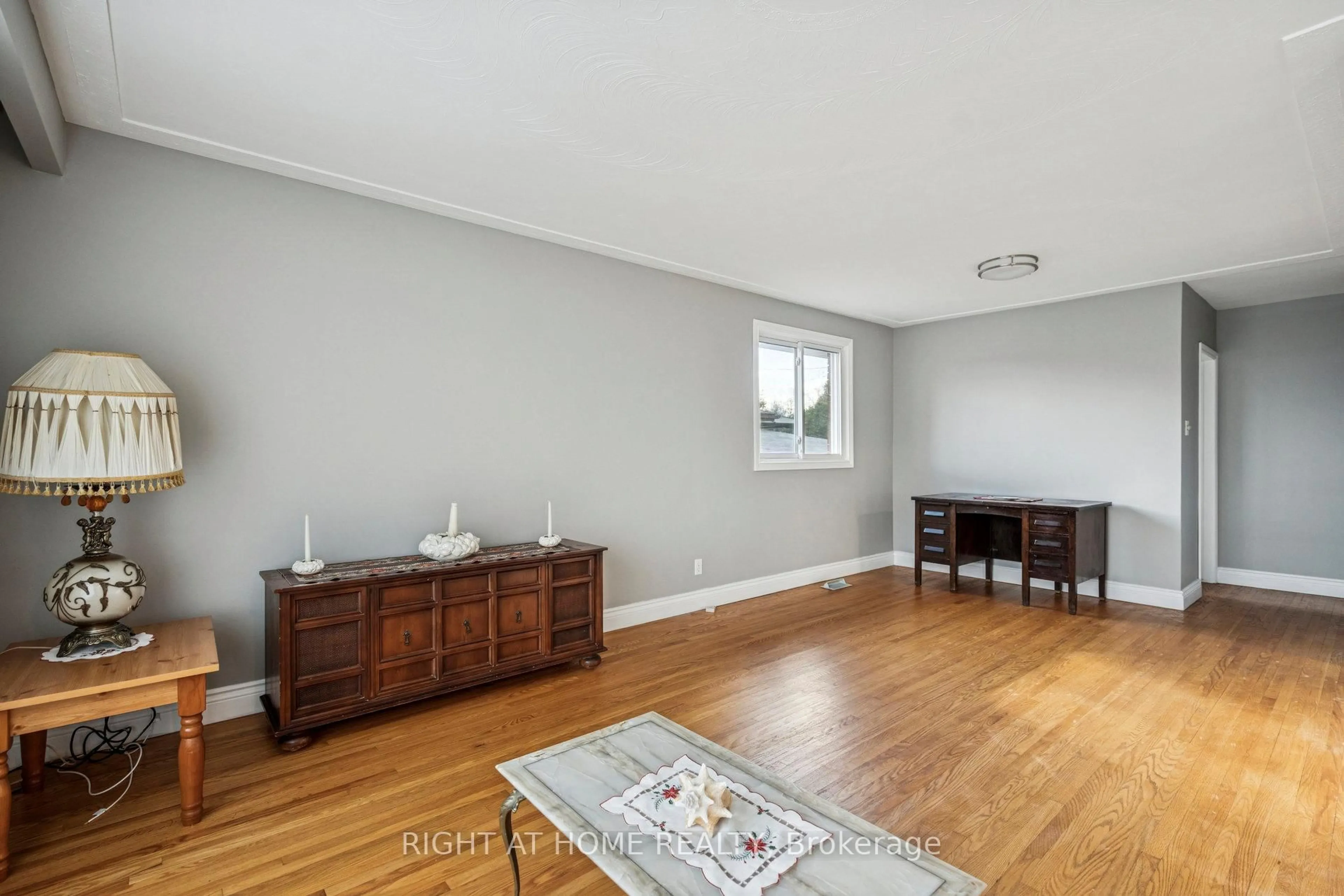 A pic of a room for 16 Green Meadow Way, Hamilton Ontario L9H 3Z3