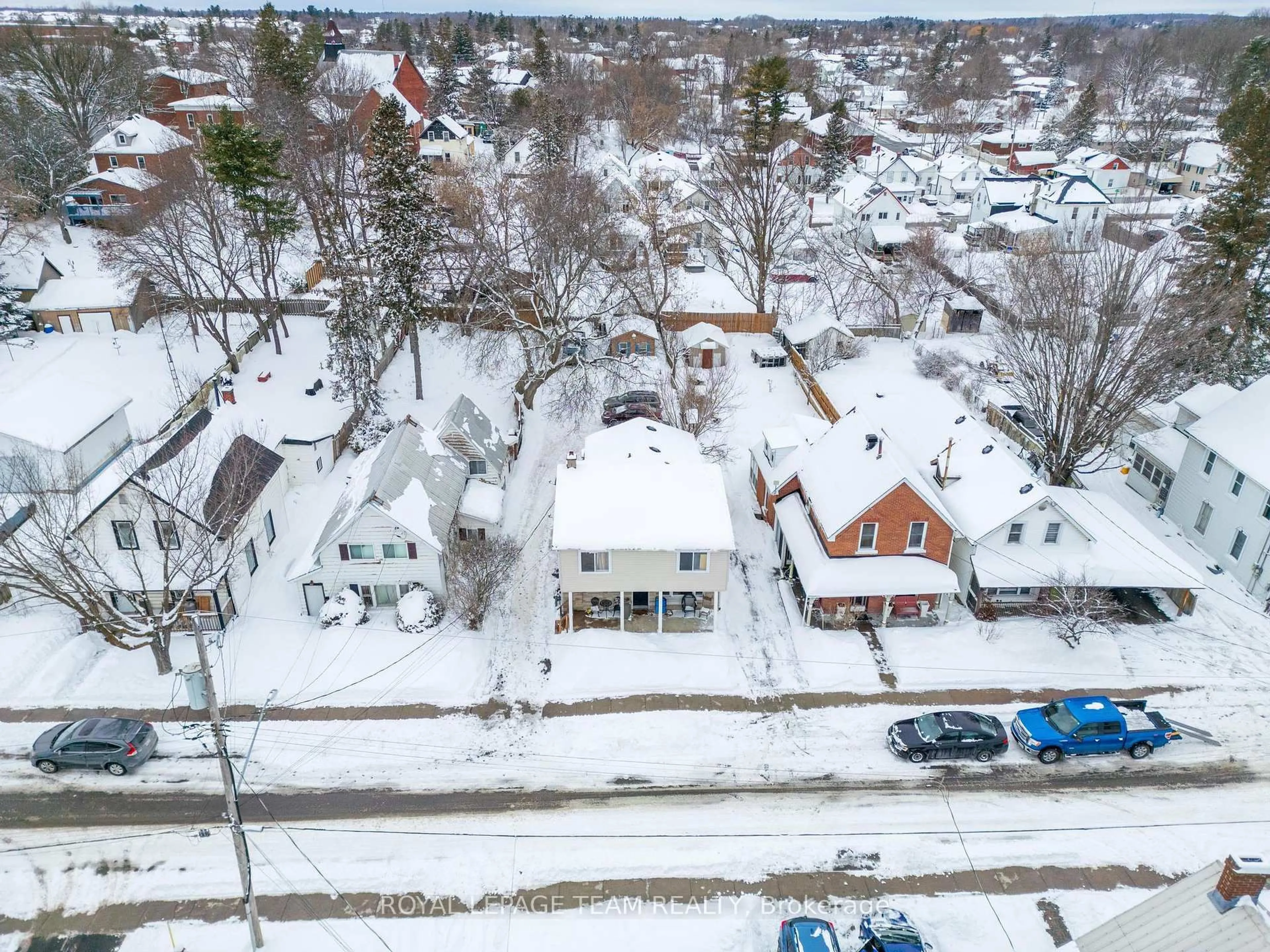 A pic from outside/outdoor area/front of a property/back of a property/a pic from drone, street for 198 Harriet St, Arnprior Ontario K7S 2T1