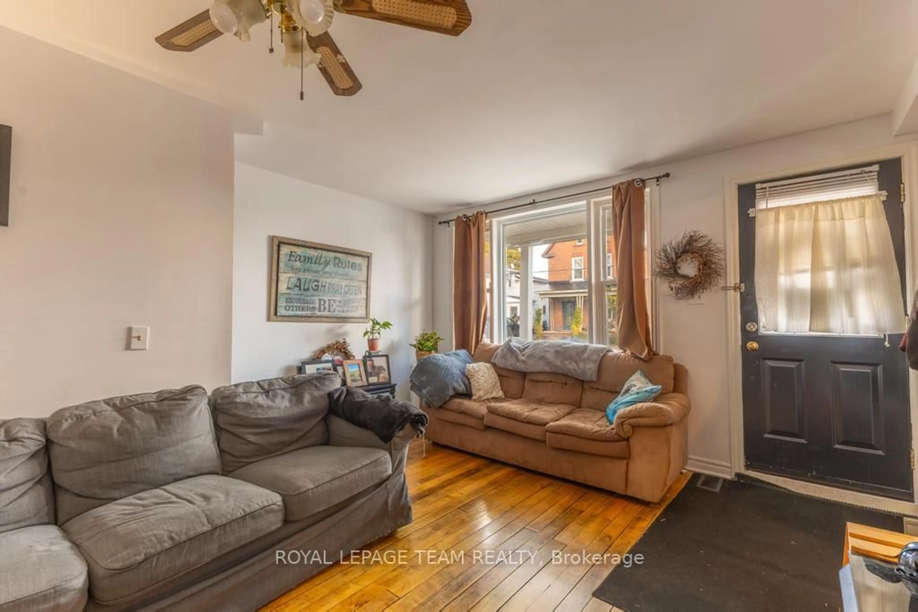 Living room with furniture, unknown for 198 Harriet St, Arnprior Ontario K7S 2T1