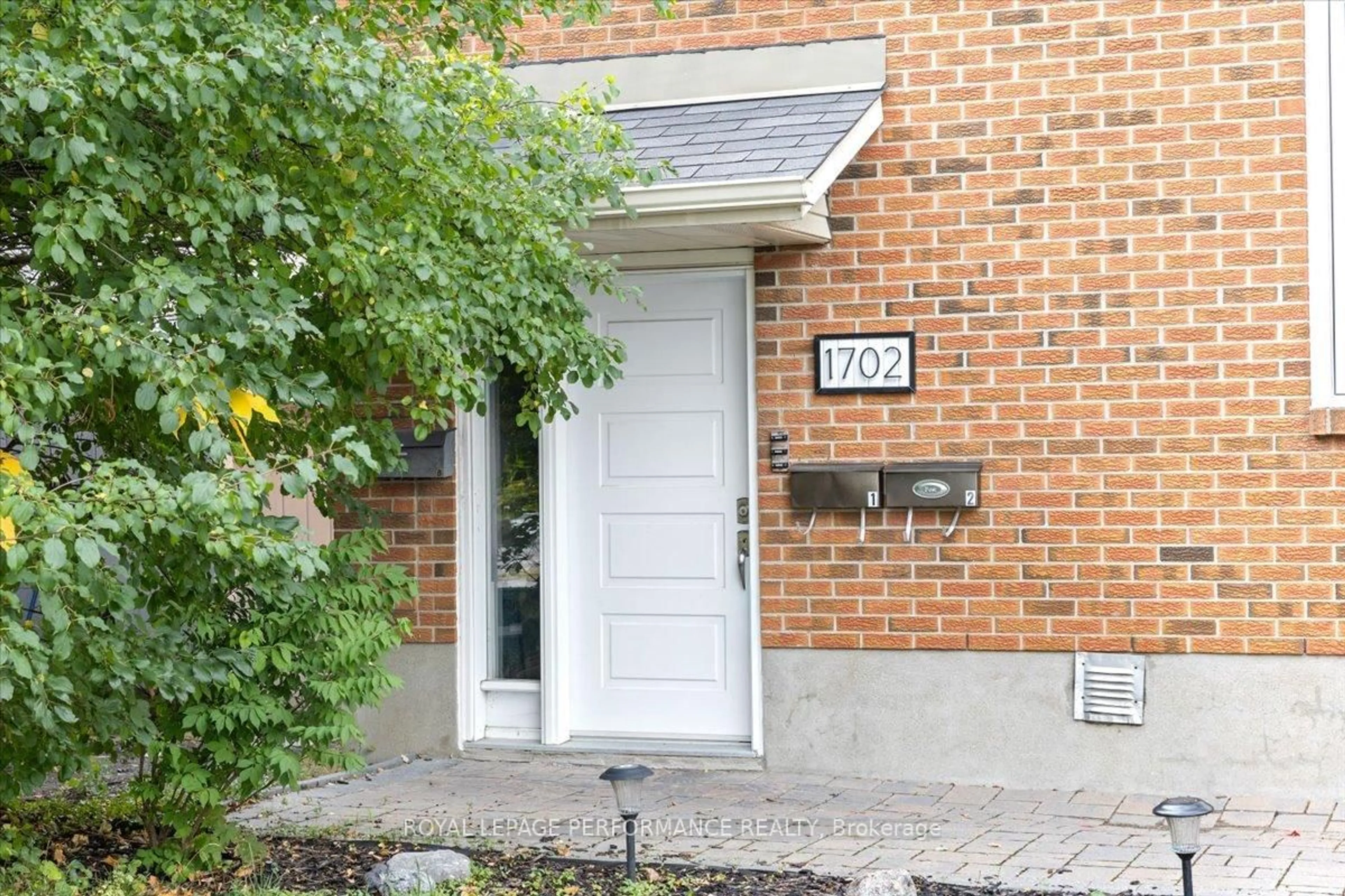 Unknown for 1702 Russell Rd, Ottawa Ontario K1G 0M9