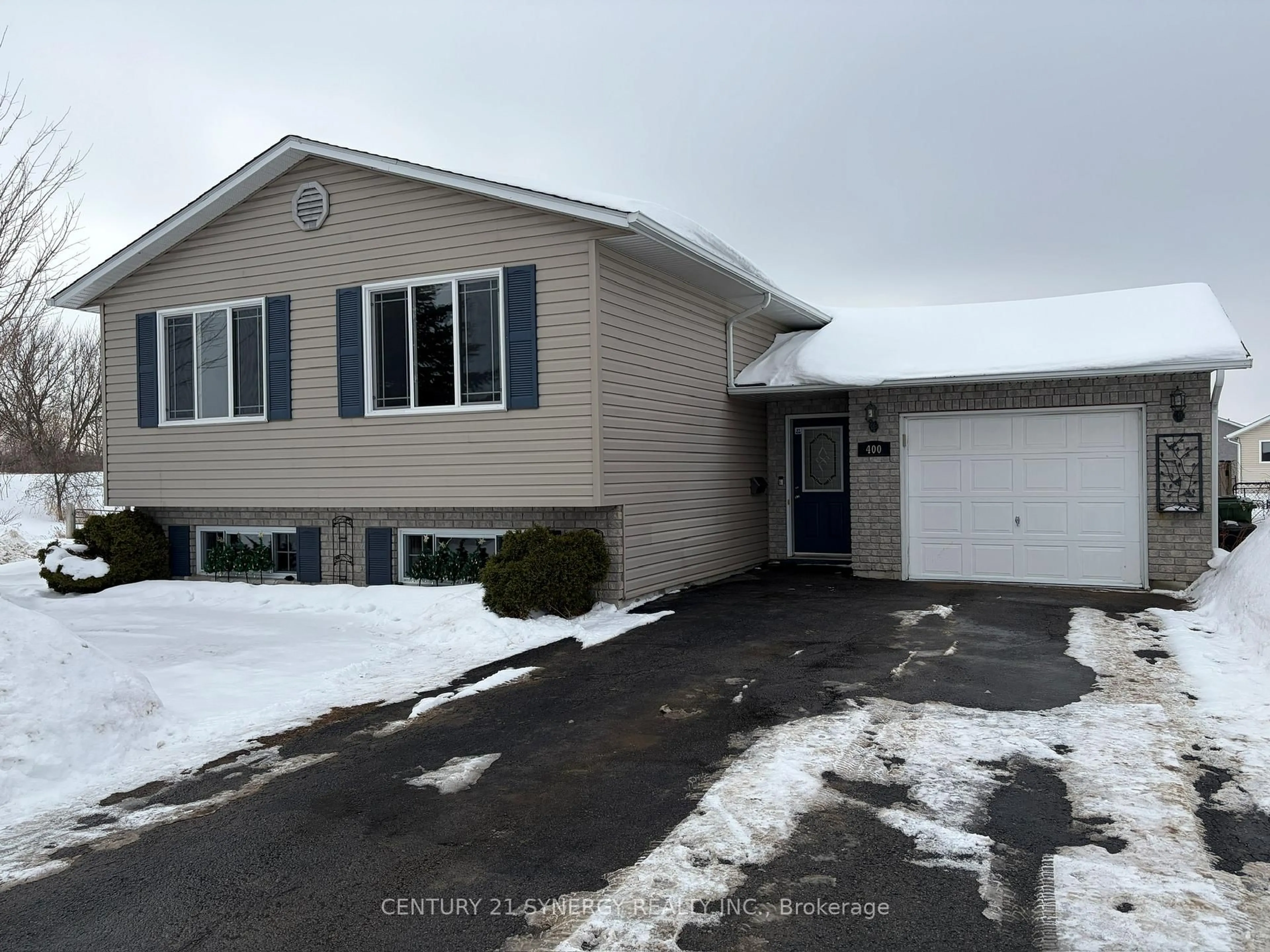 Home with vinyl exterior material, street for 400 Sweezey Crt, Pembroke Ontario K8A 8S3