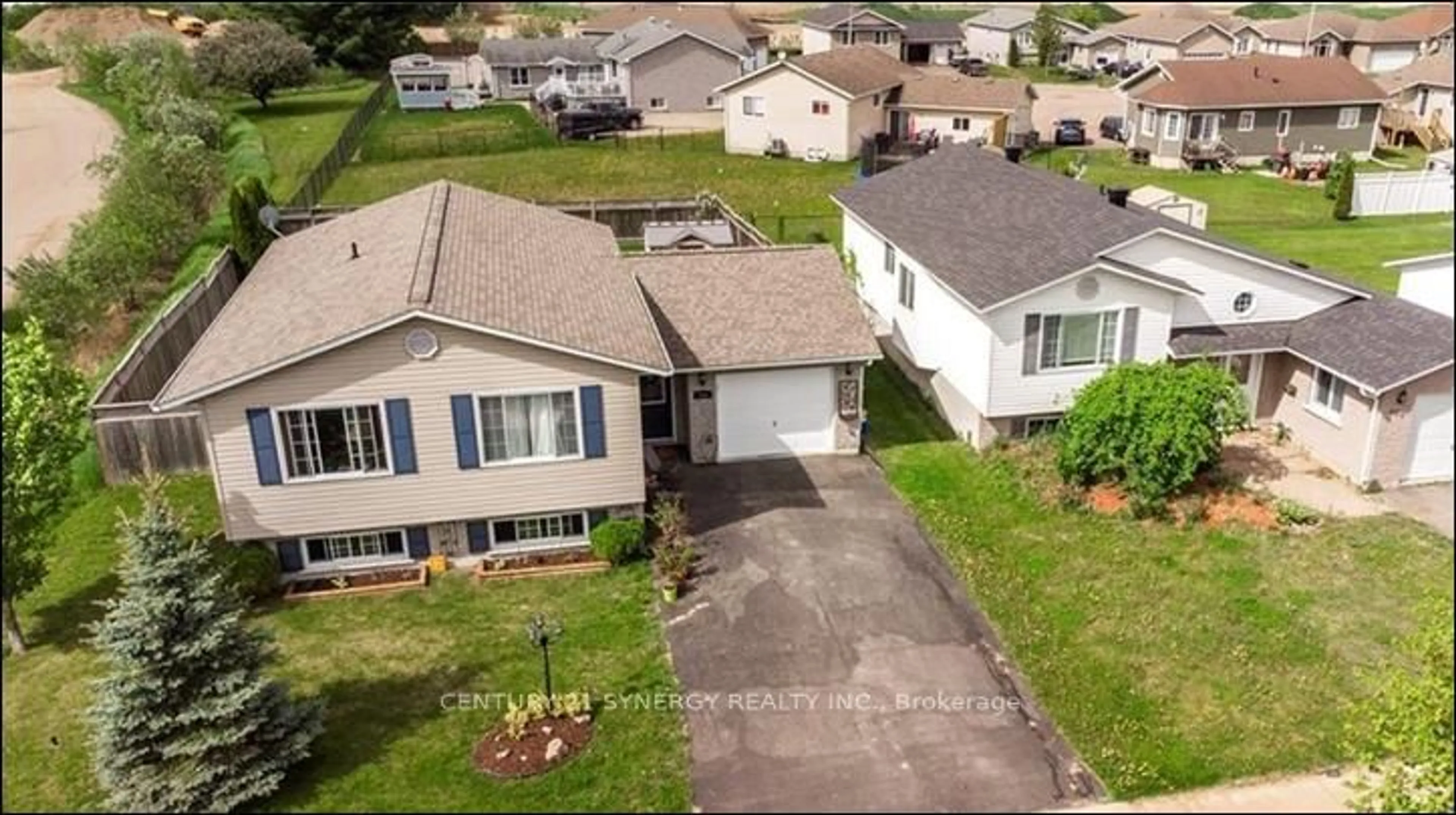 A pic from outside/outdoor area/front of a property/back of a property/a pic from drone, street for 400 Sweezey Crt, Pembroke Ontario K8A 8S3